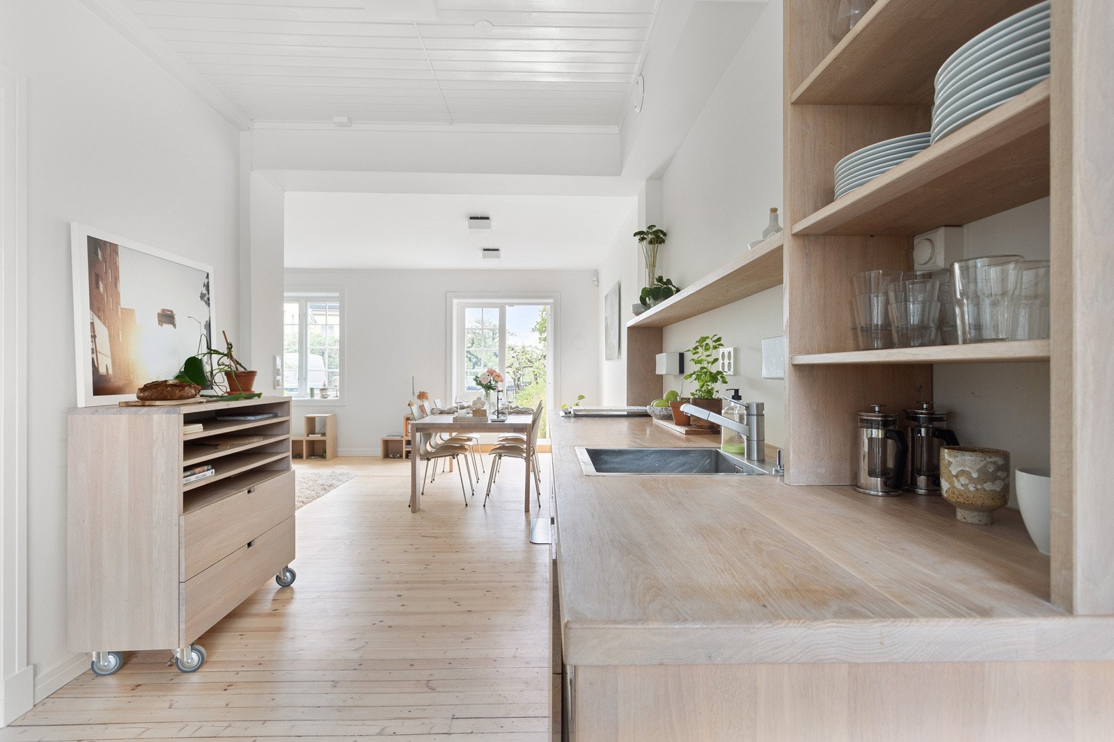 Rekkehuset går over tre plan, i tillegg til utbygget loftsetasje, og har en praktisk og svært familievennlig planløsning. Galleribilde