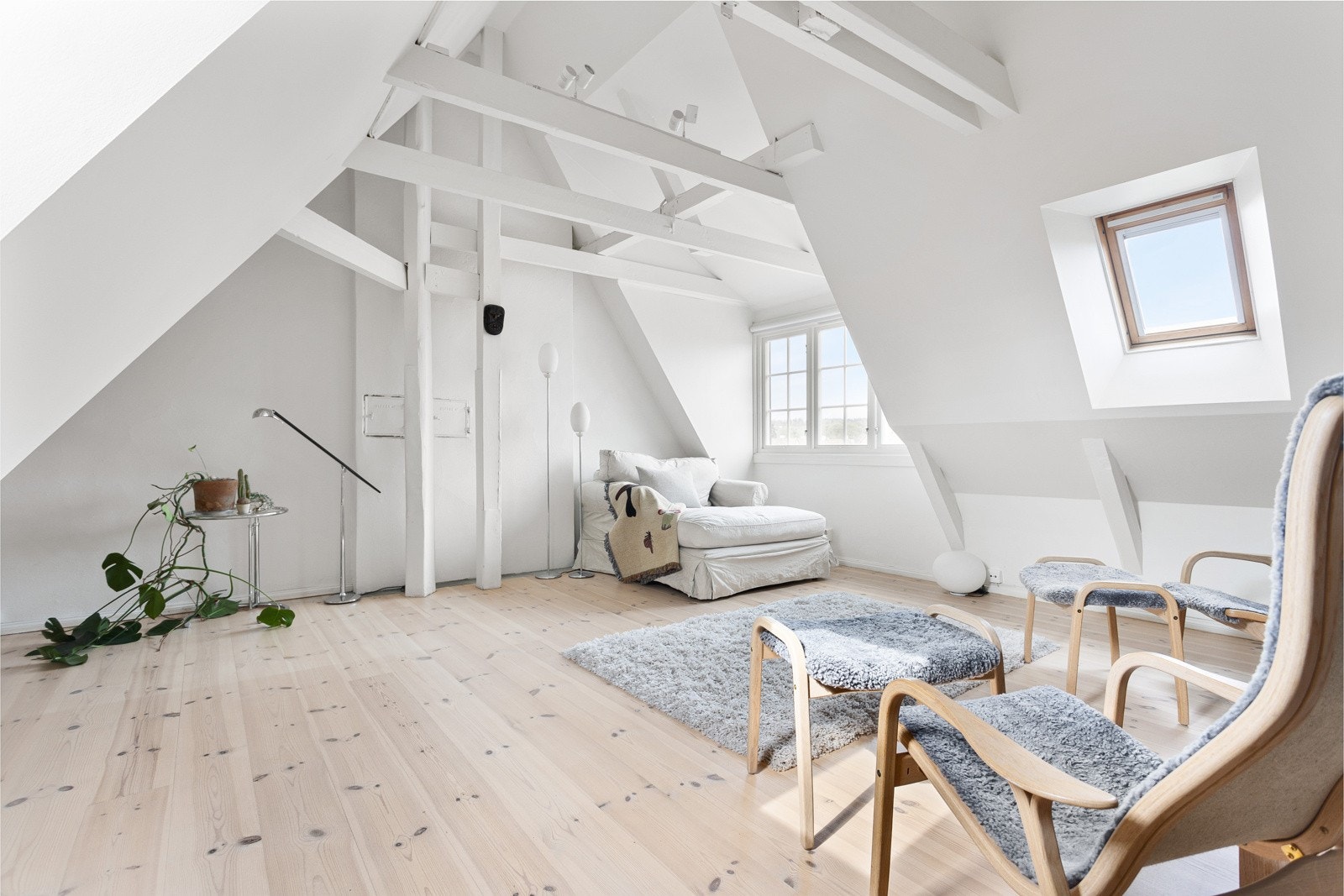 Stort og meget lyst loftsrom kan innredes og benyttes på flere ulike måter. Galleribilde
