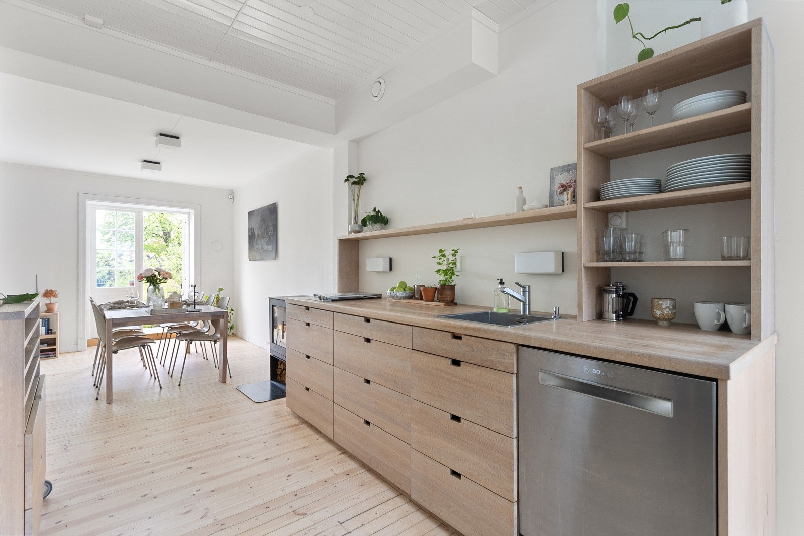 Boligen har en gjennomgående høy og gjennomført standard på innredninger og materialvalg. Galleribilde