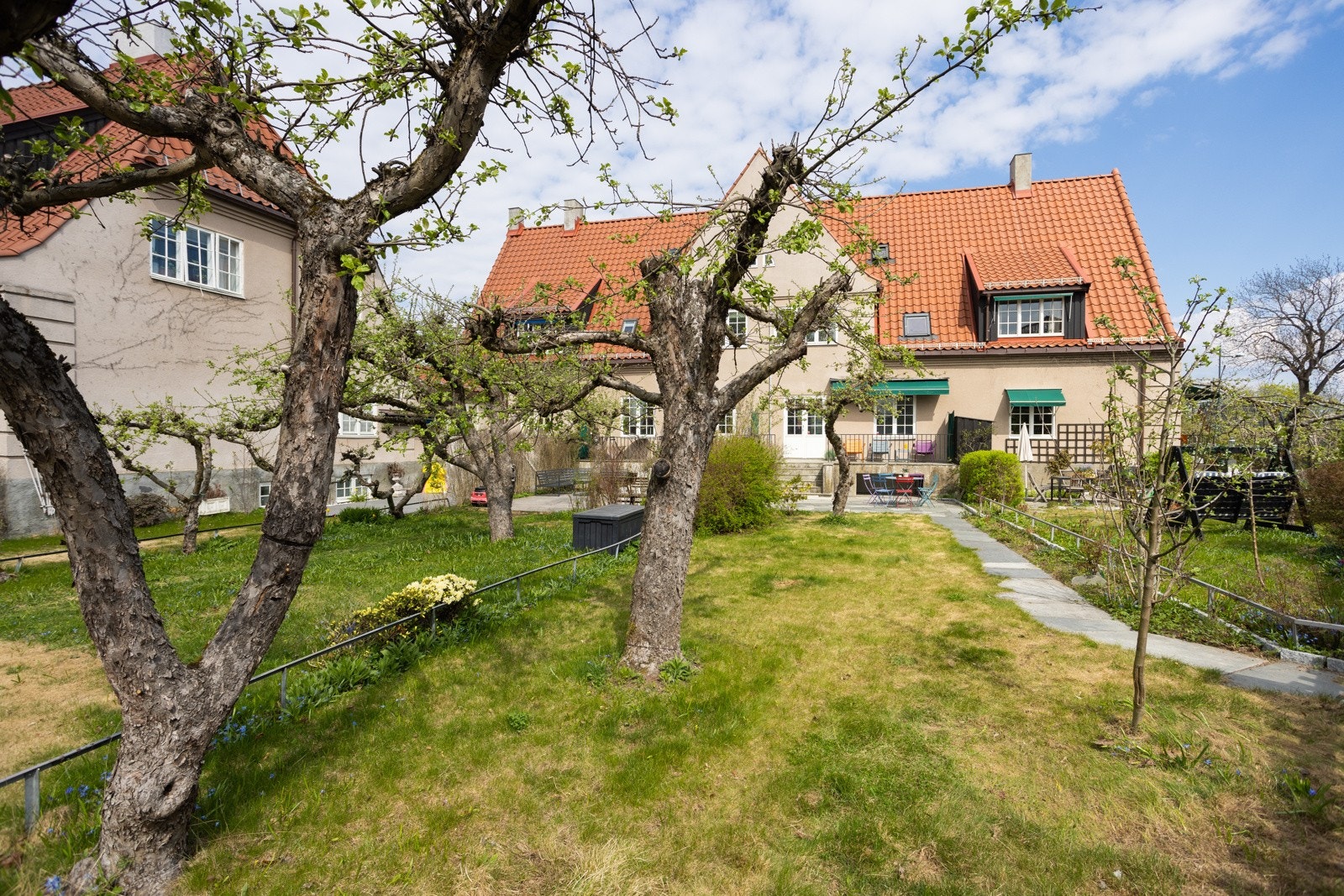 Området er beskrevet som svært hyggelig og barnevennlig med kun 150 meter til Ullevål skole og flere barnehagetilbud. Rett ved boligen finnes felles lekeplass for beboerne hvor barna kan leke i trygge omgivelser. Galleribilde