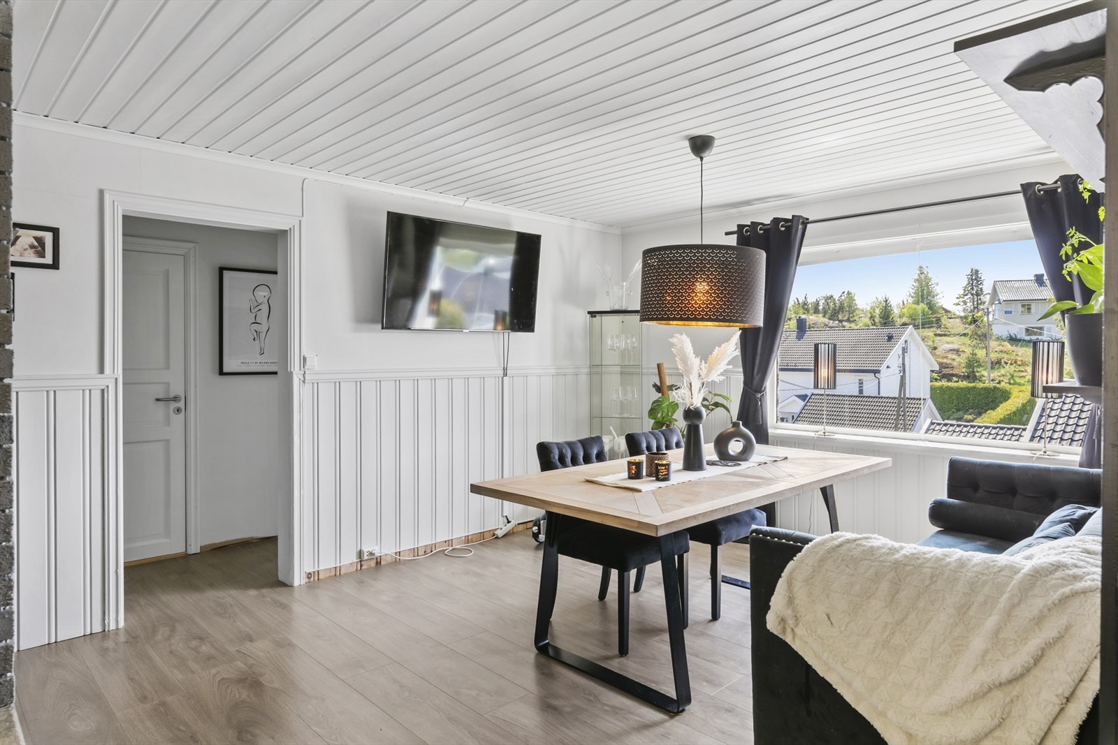 Det store vinduet mot sydvest gir godt med lys inn. Galleribilde