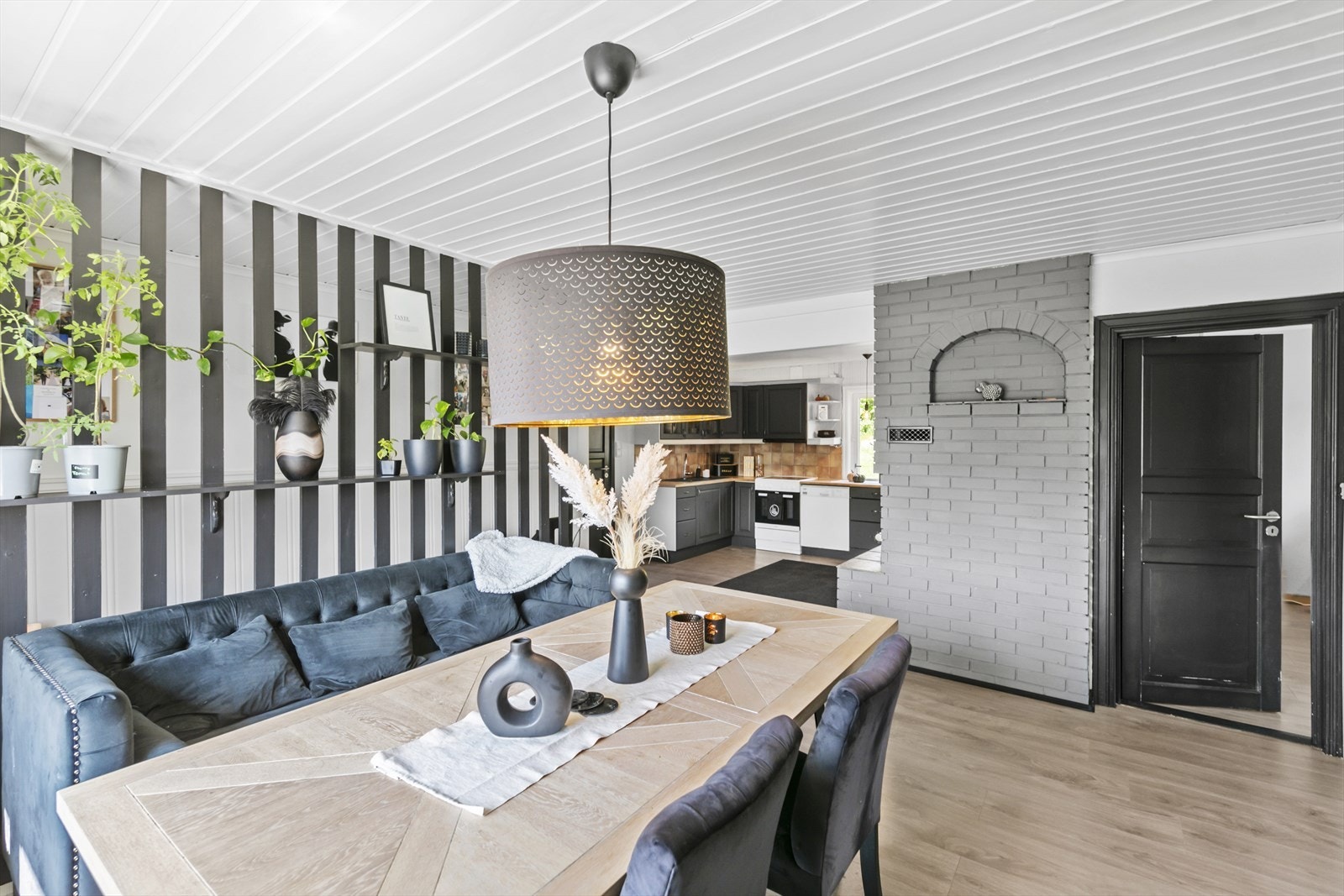 Boligen har arealeffektiv planløsning med hovedplan i 1. etasje og en romslig underetasje, hvor det også er egen inngang. Galleribilde