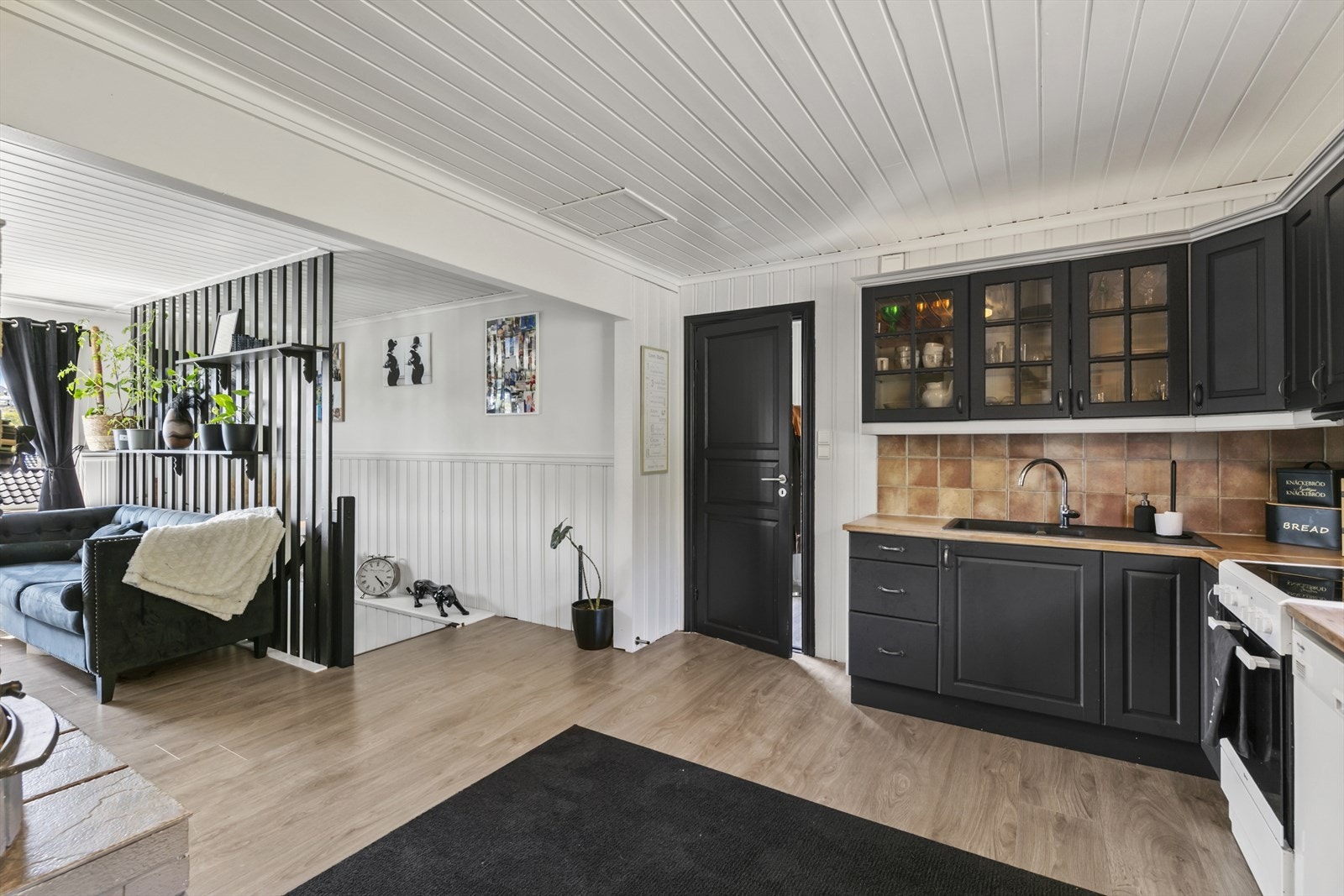 Kjøkkenet ligger i åpen løsning til stuen, noe som gir gjennomlys og god en god romfølelse. Galleribilde