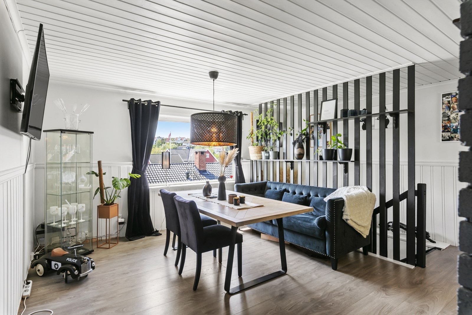 Stuen/spisestuen er et hyggelig rom, hvor peisen med innsats står sentralt plassert i rommet. Galleribilde