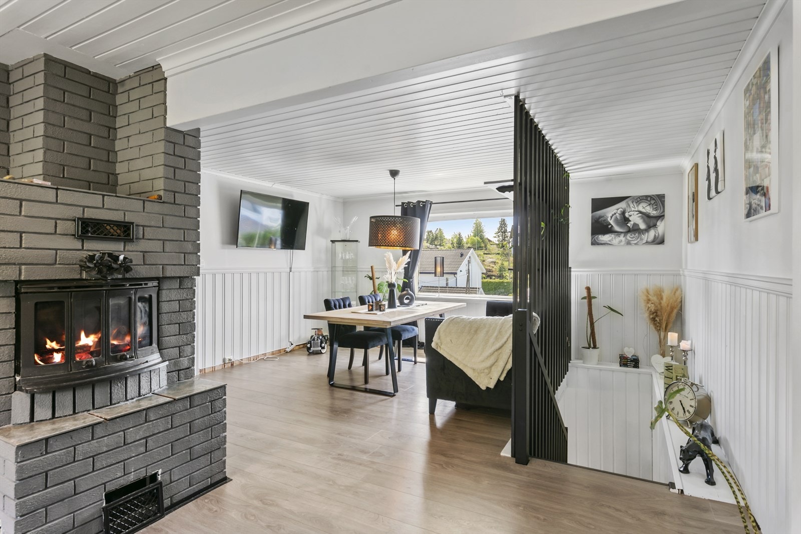 Legg merke til den flotte peisen som gir jevn varme og hygge på kalde kvelder. Galleribilde