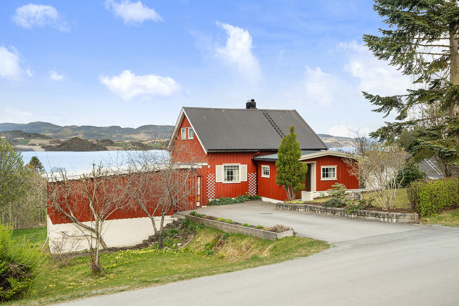 INNHOLDSRIK ENEBOLIG MED ATTRAKTIV BELIGGENHET OG HERLIG UTSIKT. Stor og solrik tomt. Garasje. Moderniseringsbehov.