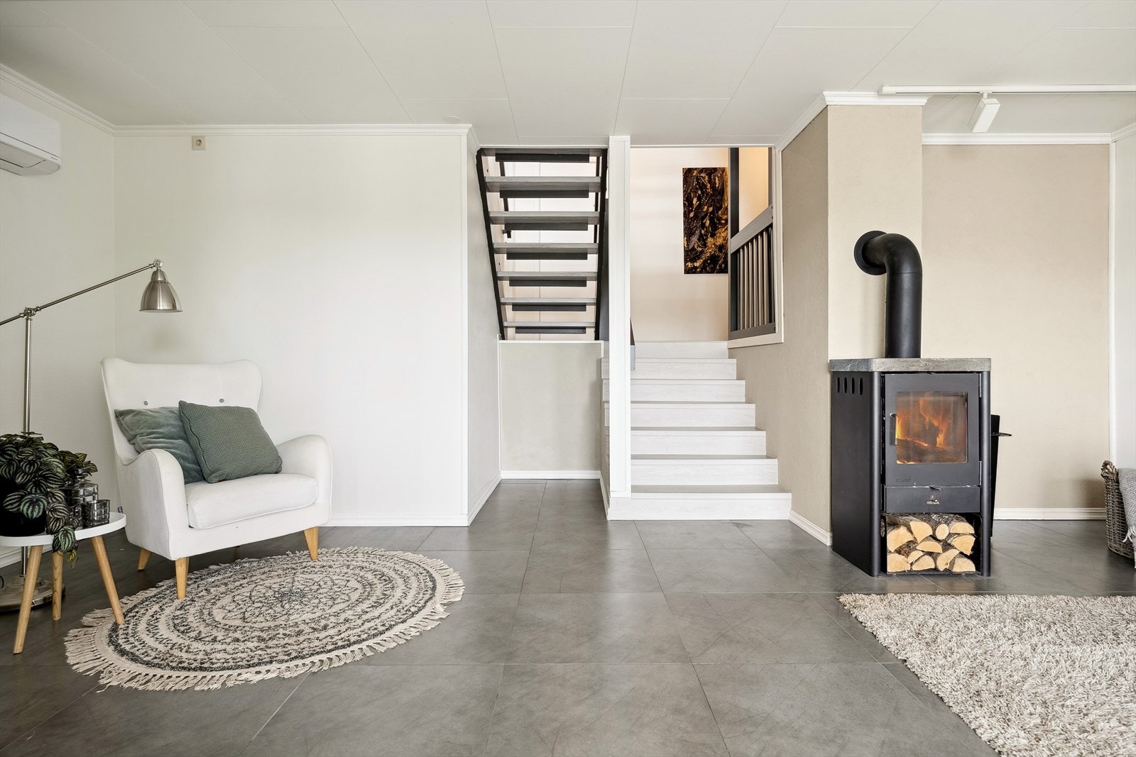 Den romslige hallen benyttes i dag som ekstra stue, da den har god plass for både sofa, tv-løsning og leker for de små. Store vinduer gjør den lys og trivelig. Galleribilde