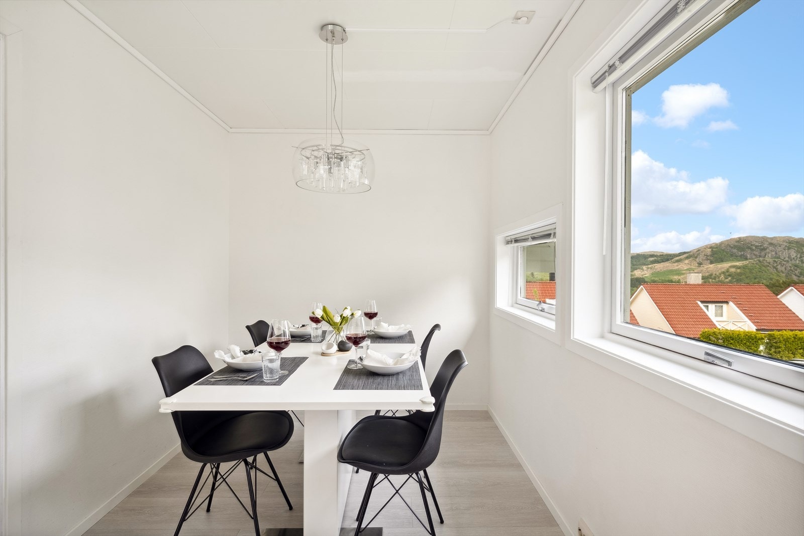 Kjøkkenet har flere vindusflater og god plass for å samle familien rundt et spisebord. Galleribilde