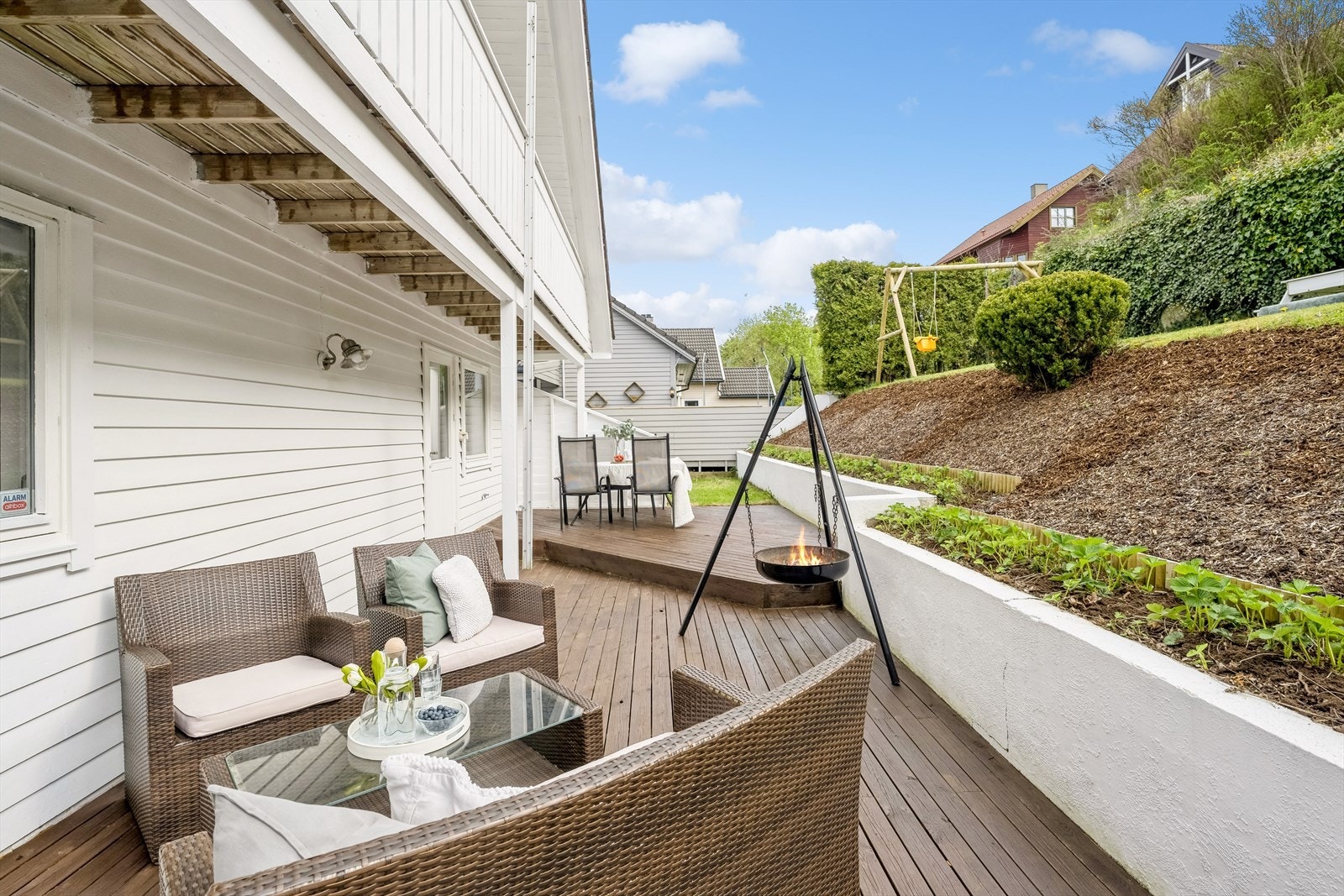 Utgang til en sørvestvendt terrasse og hage. På terrassen er det god plass til det man måtte trenge av utemøbler, grill, putekasse ol. Galleribilde
