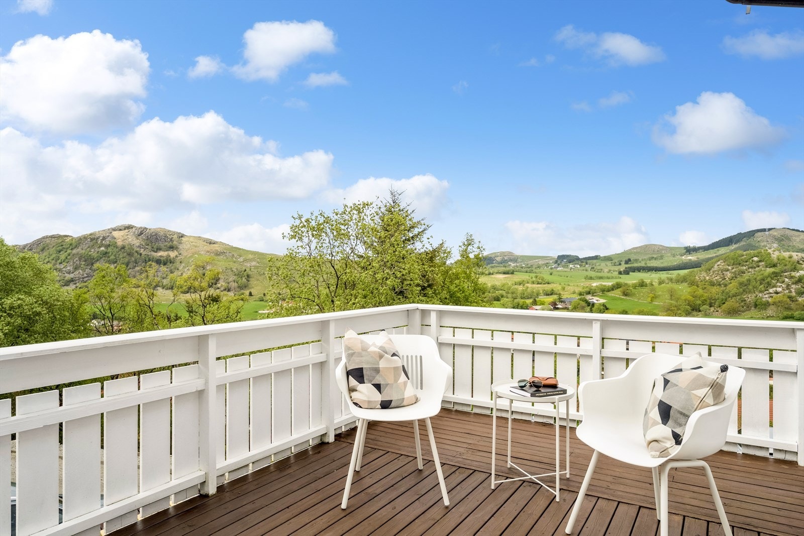 Fra stuen er det skyvedør ut til romslig terrasse, der utsikten strekker seg fra Sandnes, via Figgjo, og videre til Ålgård. Galleribilde
