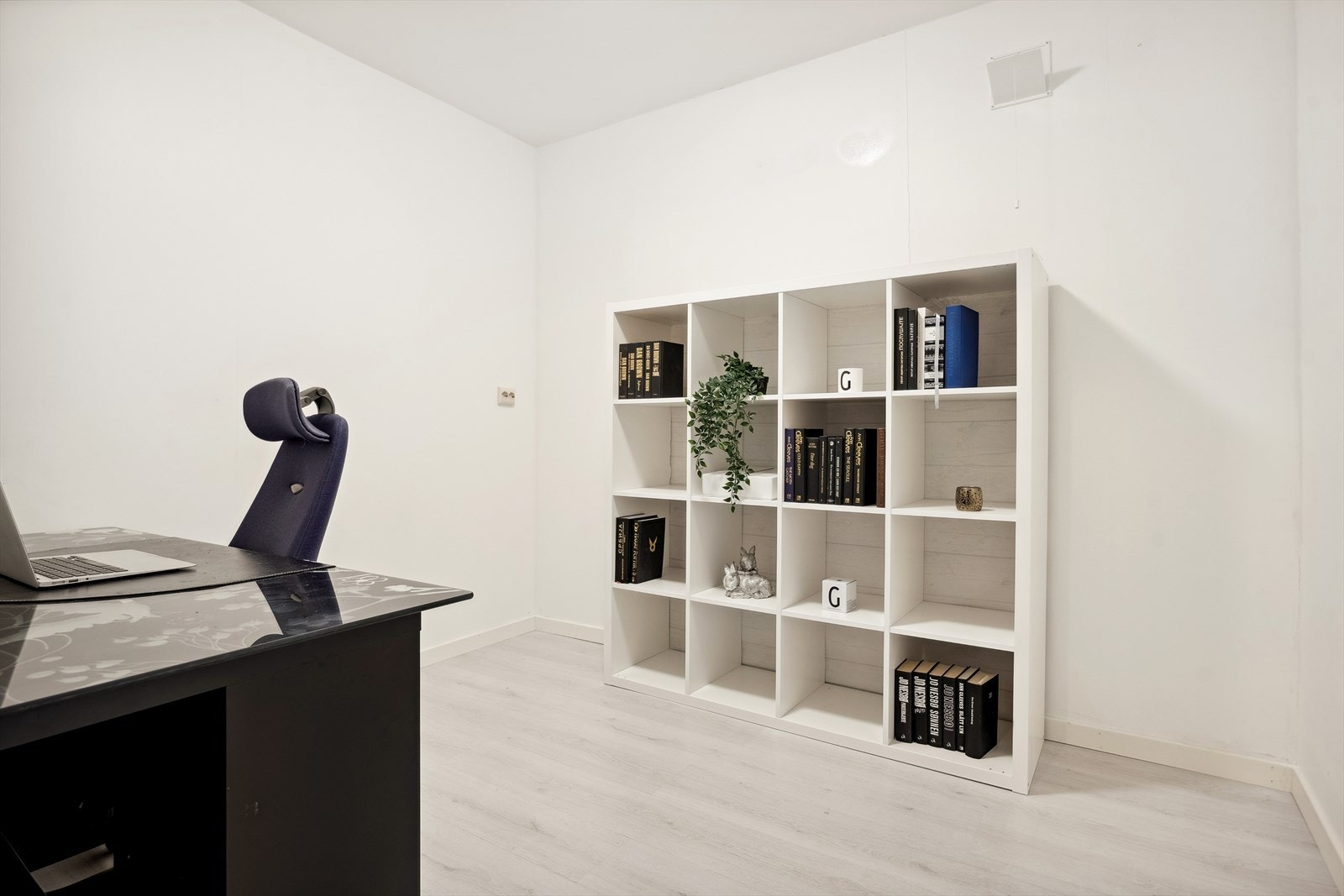 Den ene boden er i dag innredet med kontorløsning. Galleribilde