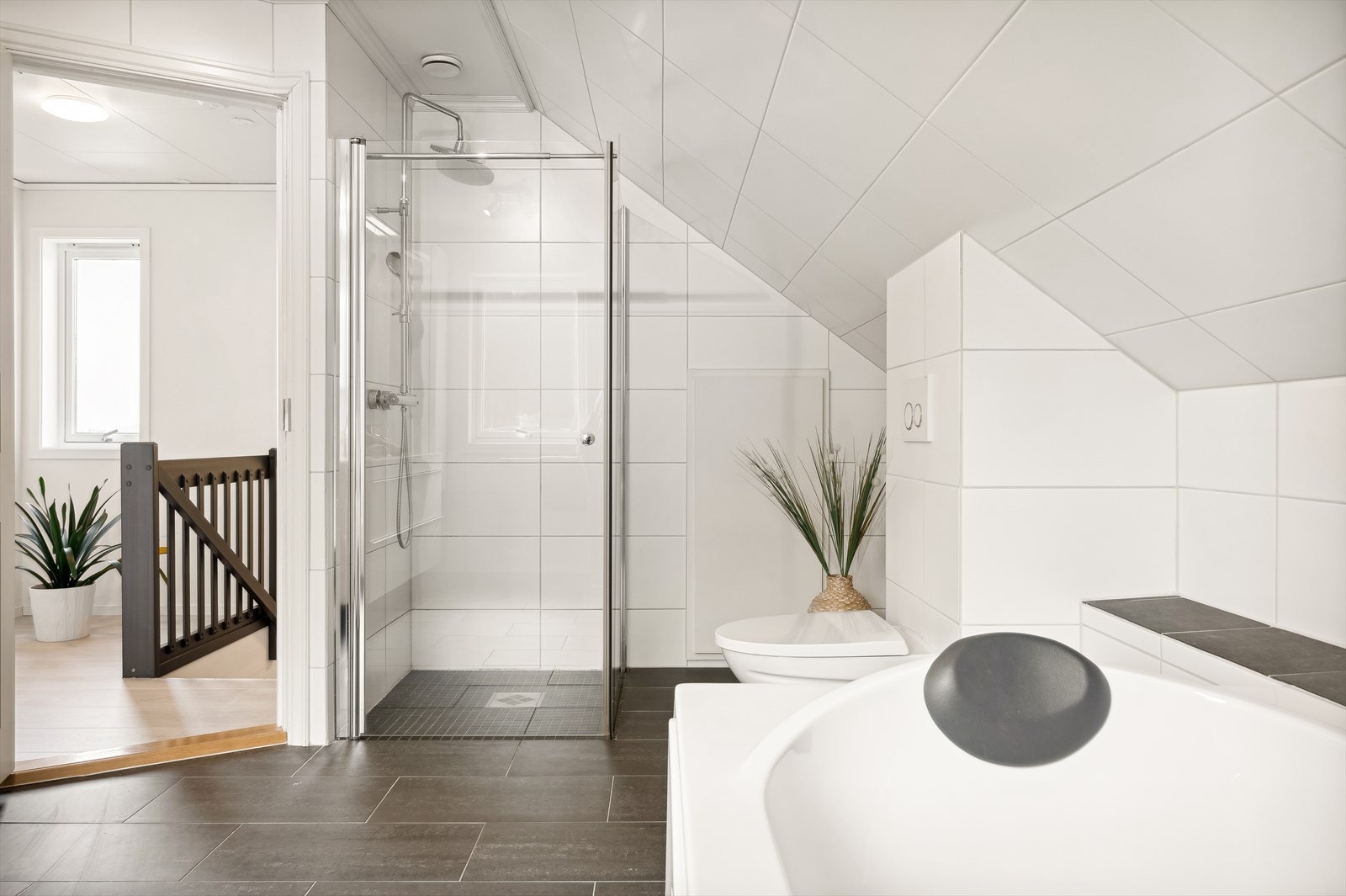 Helfliset baderom som ble pusset opp i 2013. Badet fremstår som meget delikat med lyse veggfliser, mørke gulvfliser og behagelig gulvvarme. Galleribilde