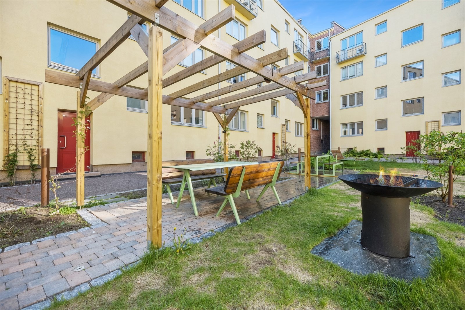 Bakgården ble oppgradert i 2022 og har tre store gårdsrom med bl.a solsenger, sittegrupper, bålpanne og mulighet for å dyrke egne grønnsaker. Galleribilde
