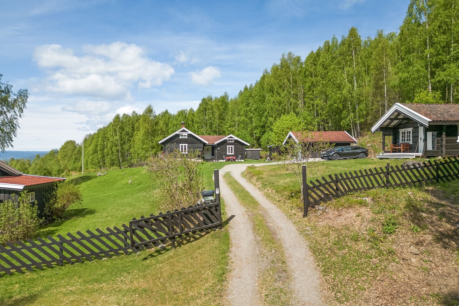 Sjeldent idyllisk eiendom med enebolig, hytte, garasje/baksthus, gjestehus med sengeplasser og uthus Galleribilde