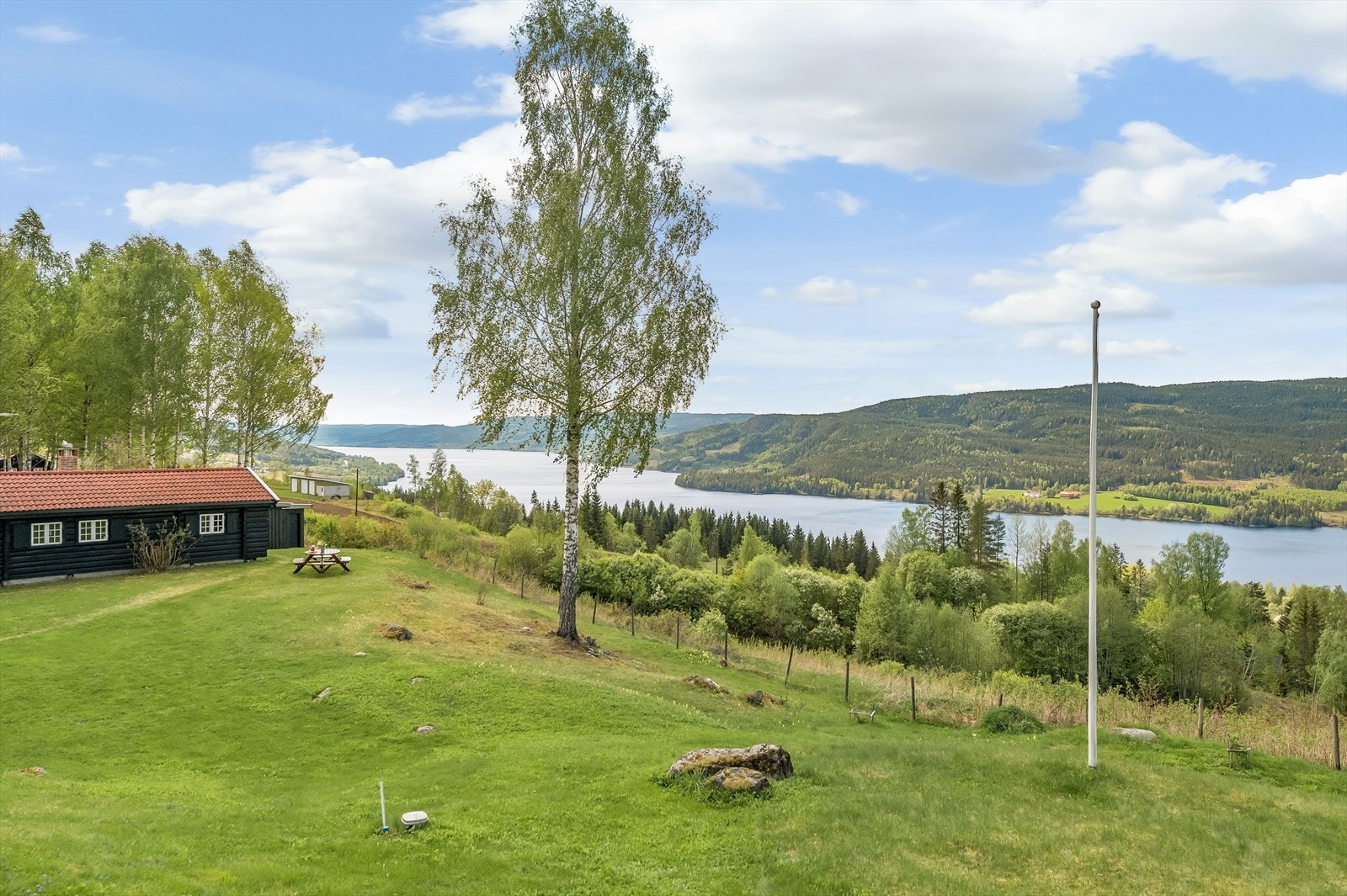 Det åpner seg en helt annen verden i det man passerer porten inn til eiendommen Galleribilde