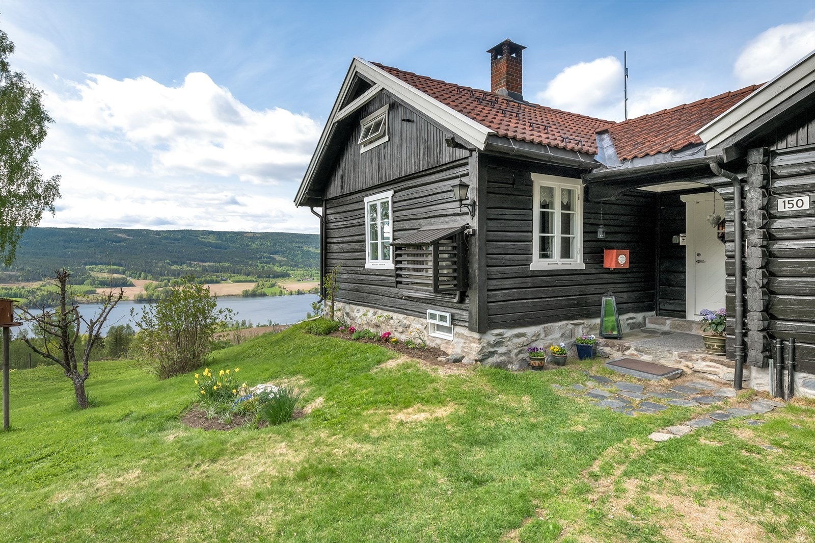 Opparbeidet hage med plen, busker, bed og beplantning Galleribilde