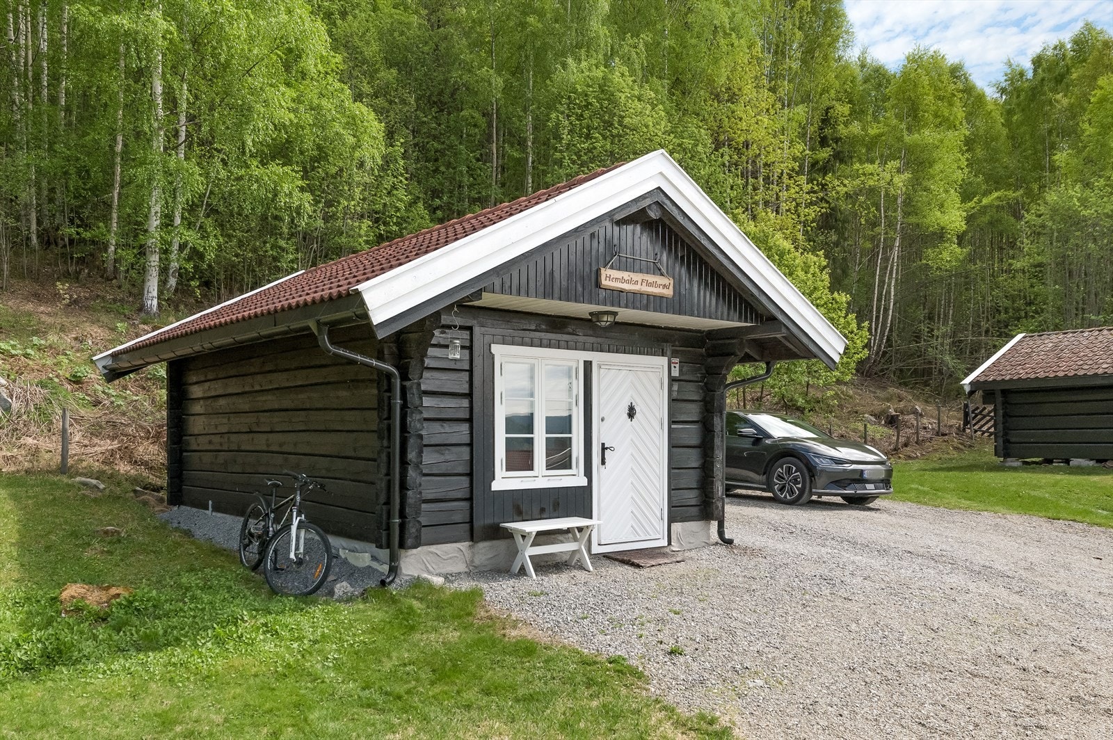 Garasje som i dag er benyttet som baksthus Galleribilde
