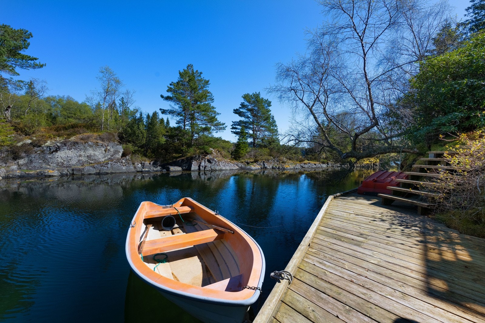 Kaien ligger i rolig sundt i idylliske omgivelser. Galleribilde