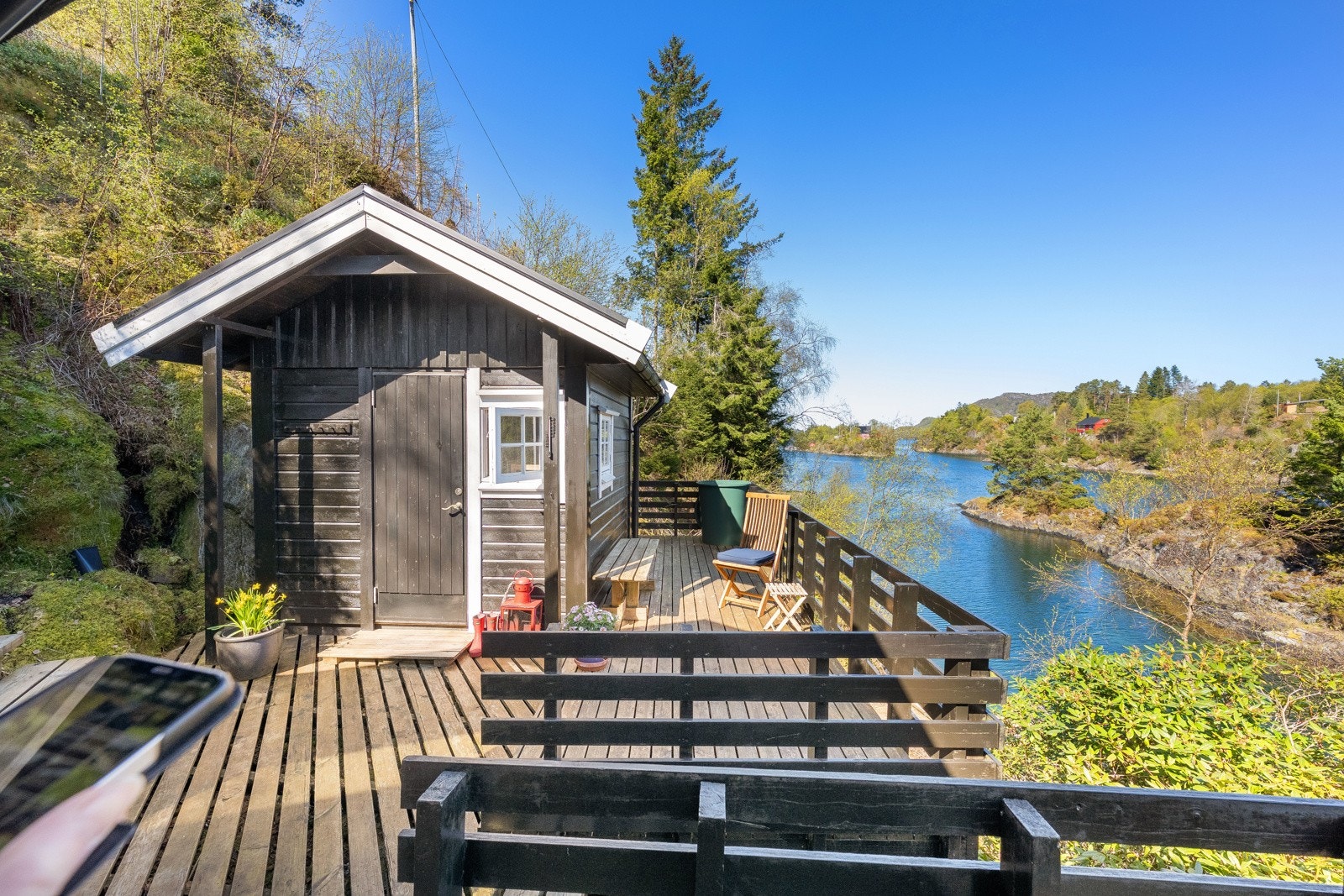 Uthus innredet med senger. Galleribilde