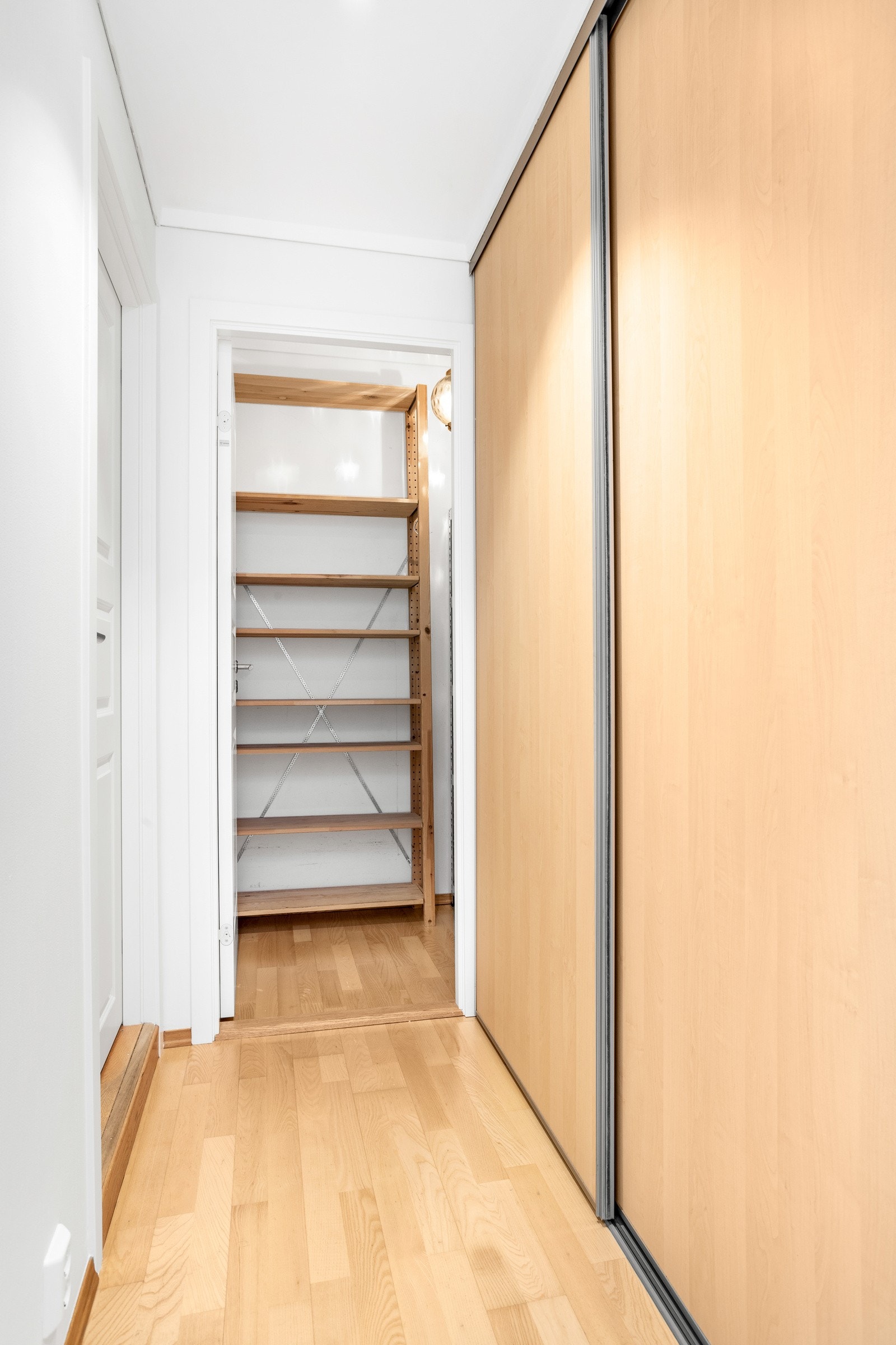 Det er montert en romslig skyvedørsgarderobe i entreen, utenfor boden Galleribilde