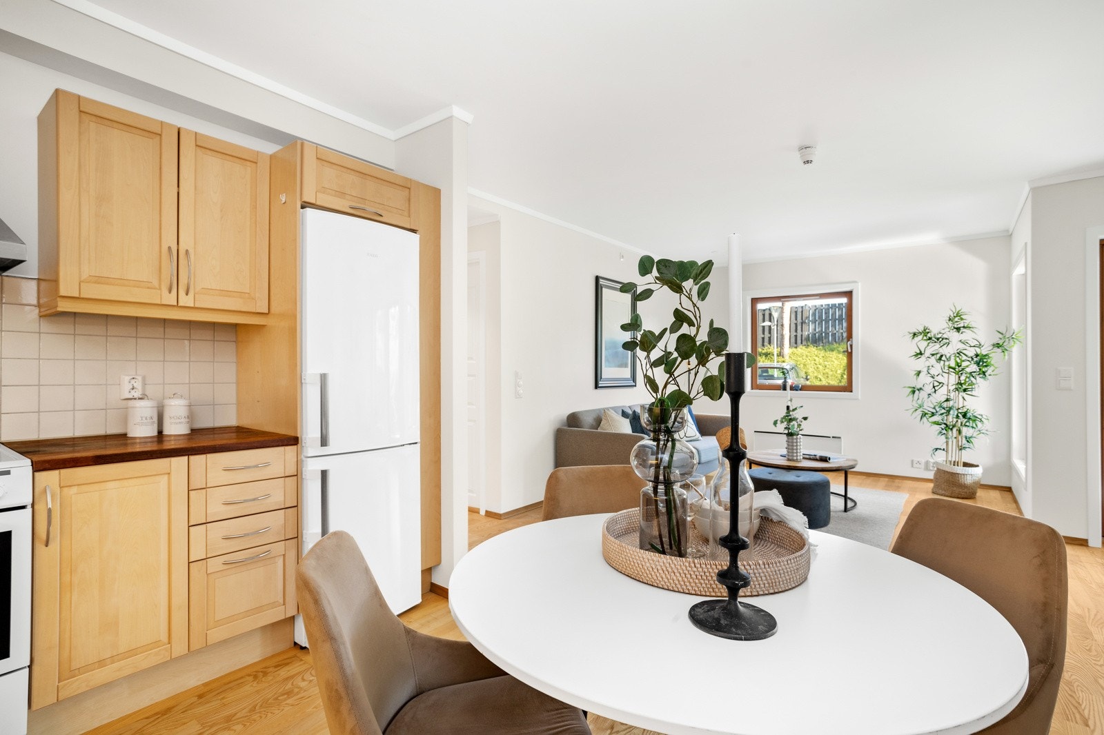 Den åpne løsningen ved kjøkkenet gir god plass til spisestue Galleribilde