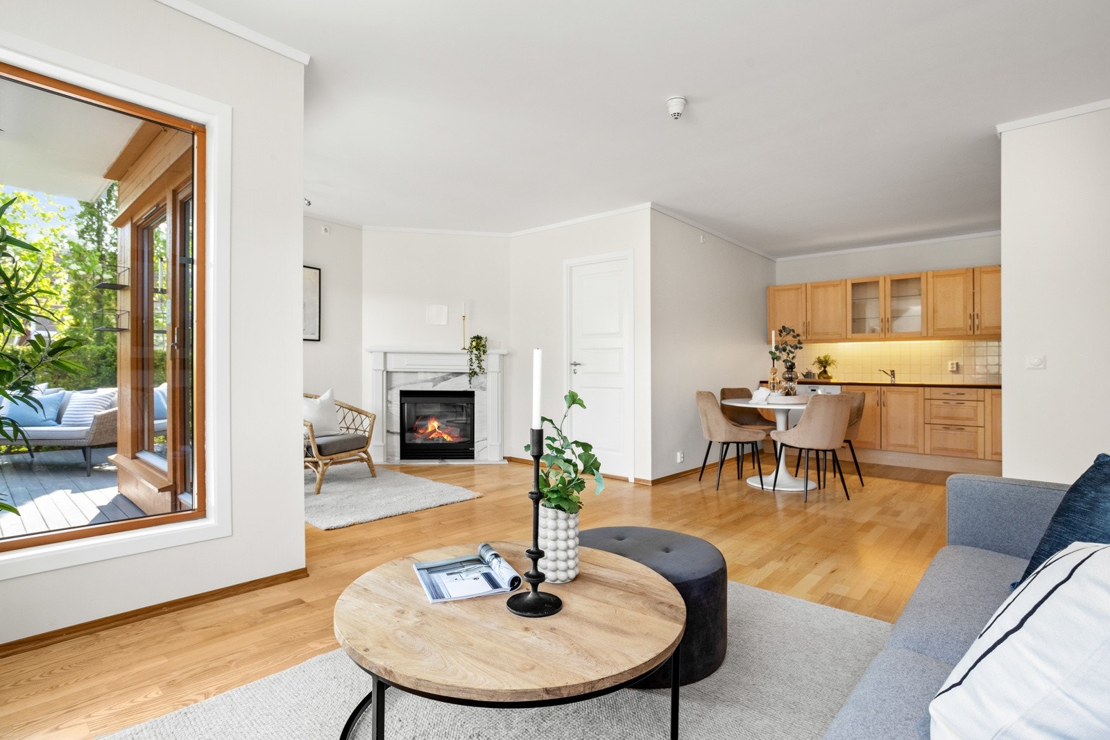 Praktisk planløsning med delvis åpen stue- og kjøkkenløsning Galleribilde