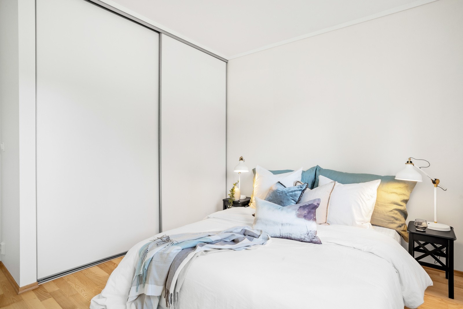 Hovedsoverommet har en romslig skyvedørsgarderobe Galleribilde