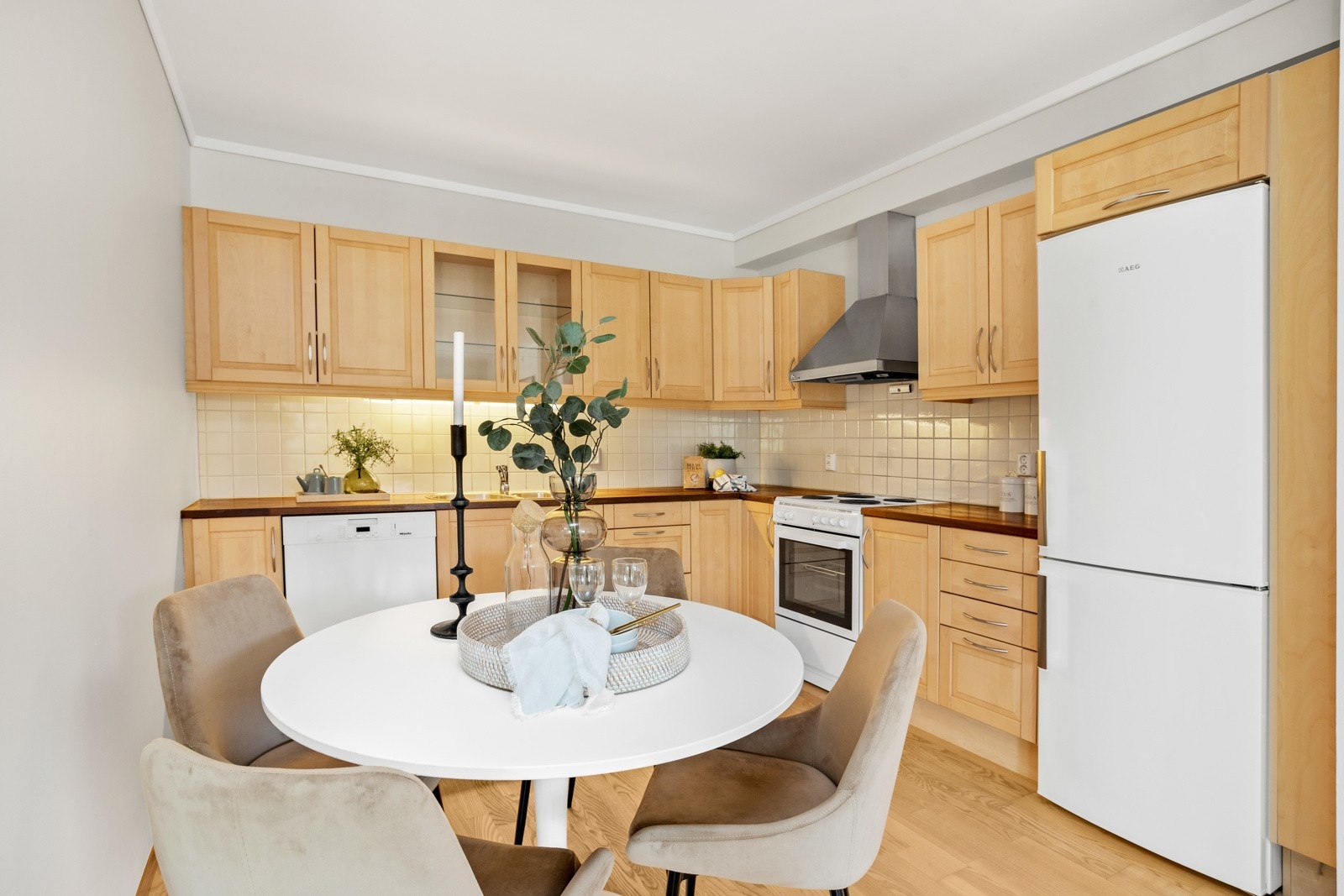 Godt med skap- og benkeplass på kjøkkenet Galleribilde