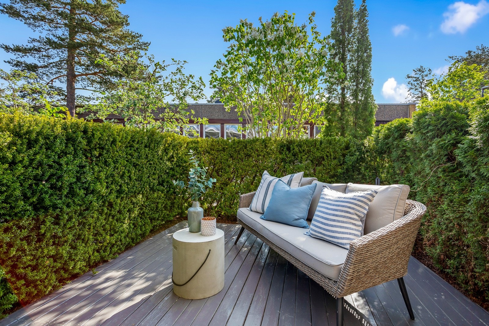 Her sitter du i fred og ro med en god bok Galleribilde