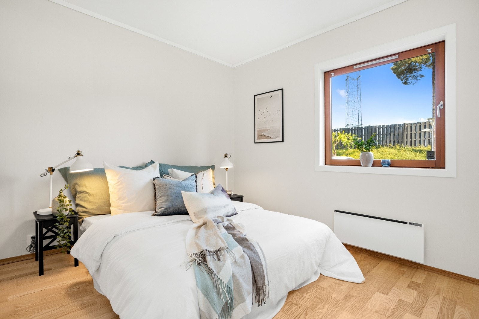 Hovedsoverommet er stort og har vindu mot nord - Her ligger alt til rette for en god natts søvn Galleribilde