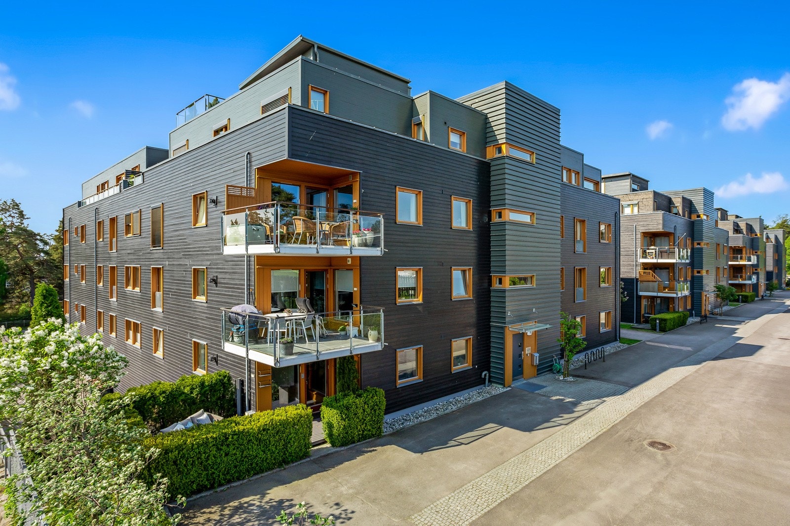 Det er godt med parkeringsplasser utenfor byggene Galleribilde