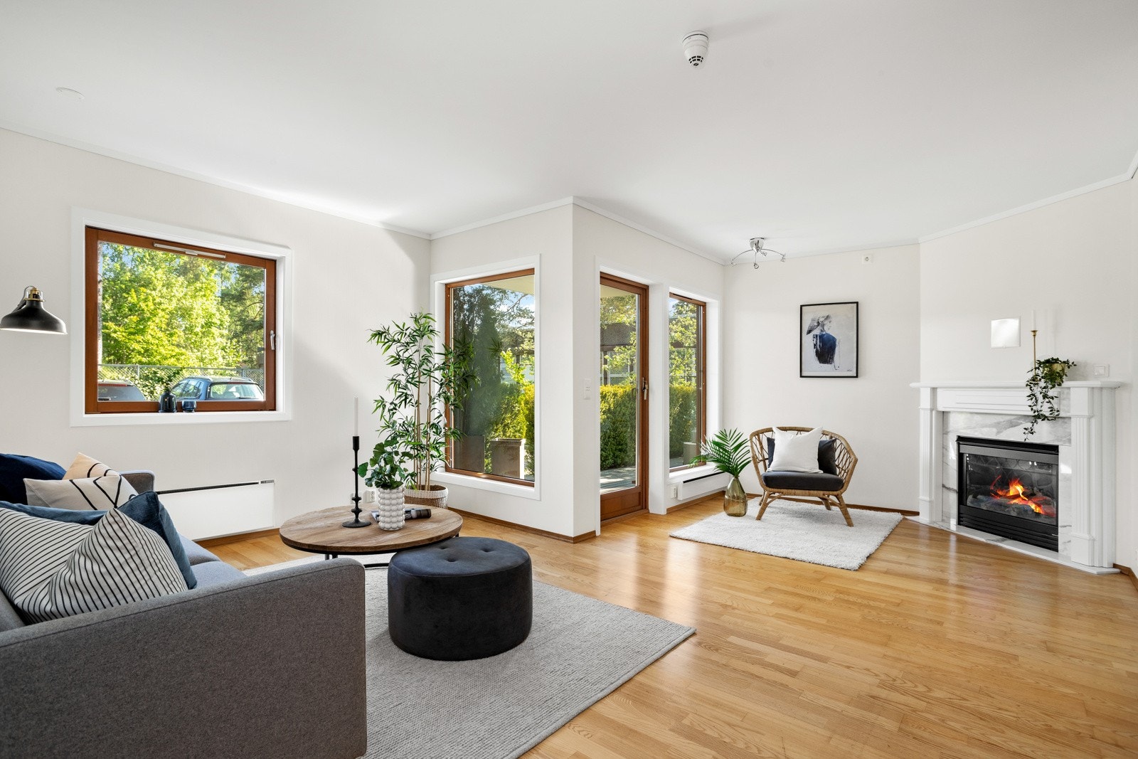 Lys og flott leilighet med store vindusflater i stuen Galleribilde