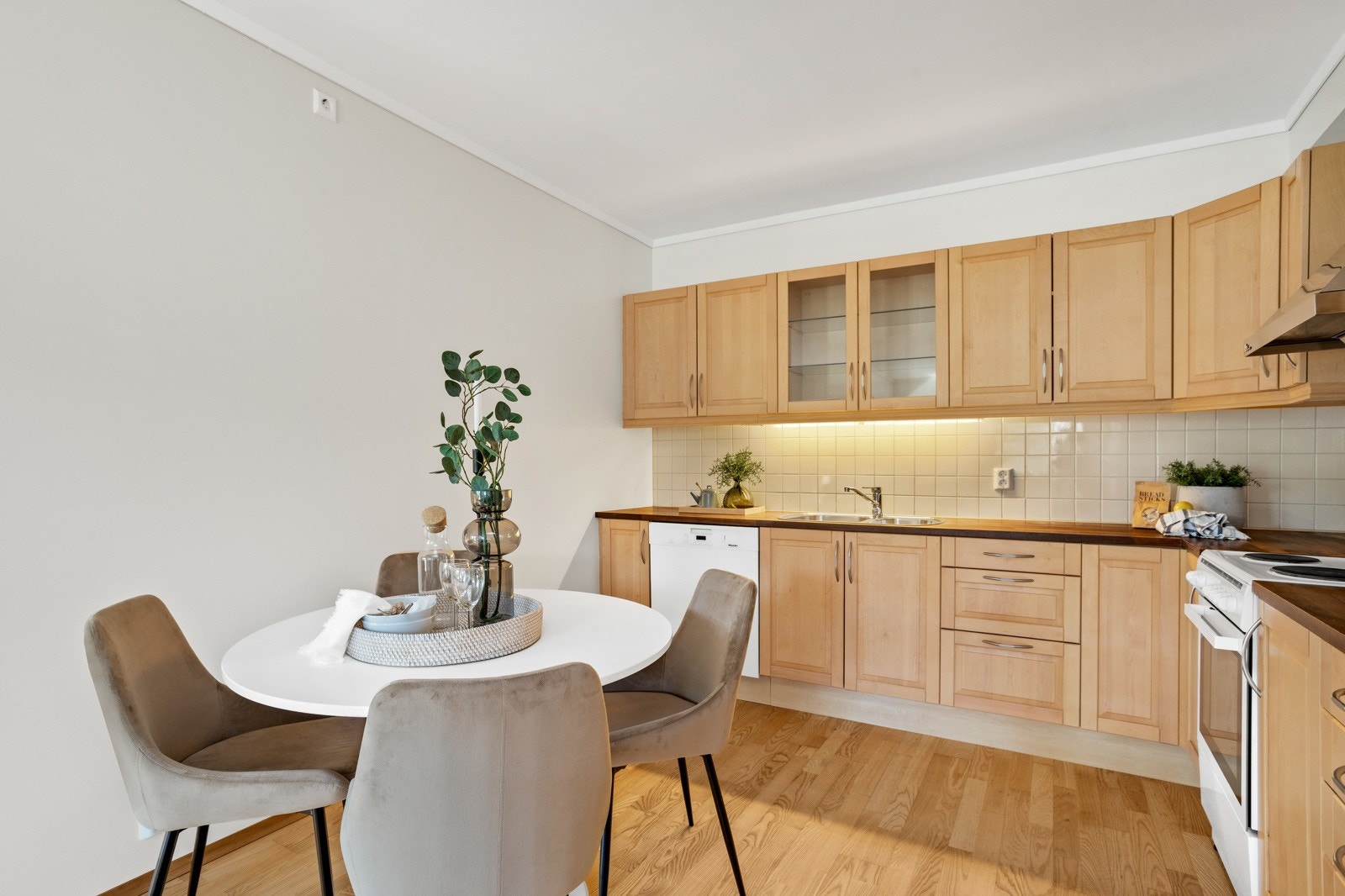 Velholdt og pent brukt kjøkken med hvitevarer Galleribilde