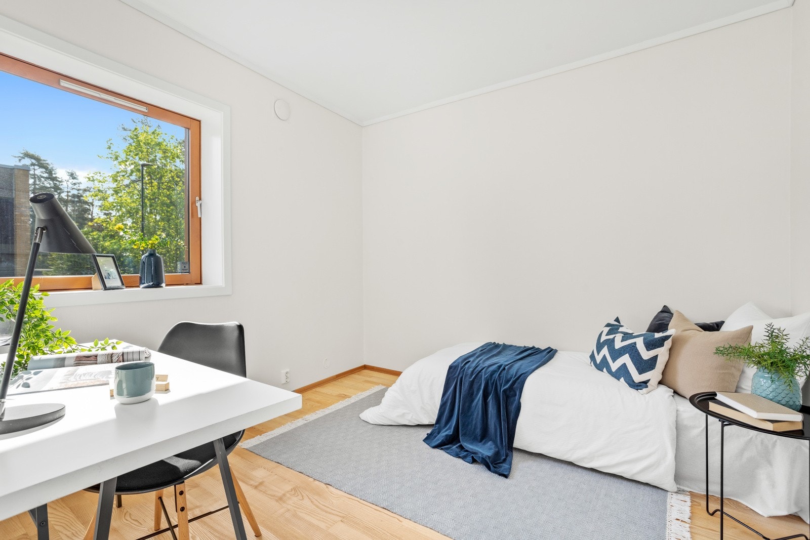 Soverom 2 har god plass til seng, skrivepult og garderobeskap Galleribilde