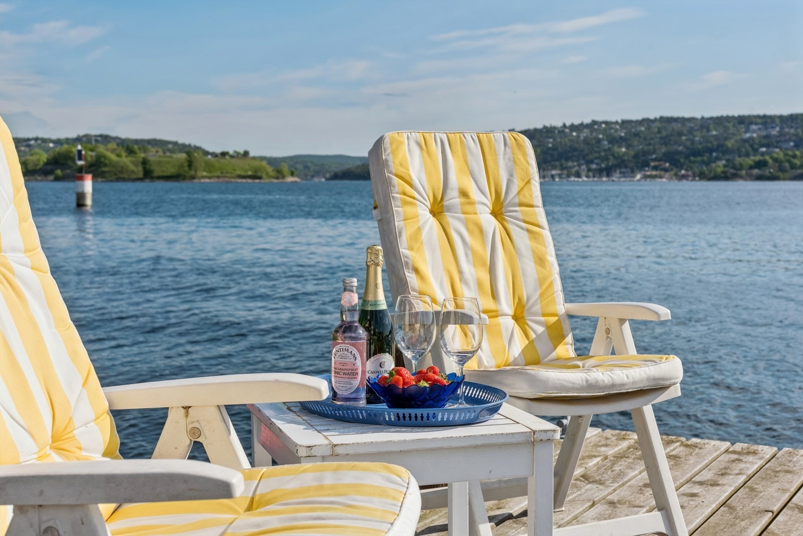 Eiendommen har egen strandlinje. Denne bryggen deles med én nabo. Galleribilde