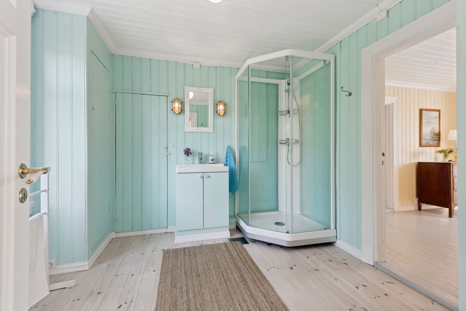 Bad med dusjkabinett. Galleribilde