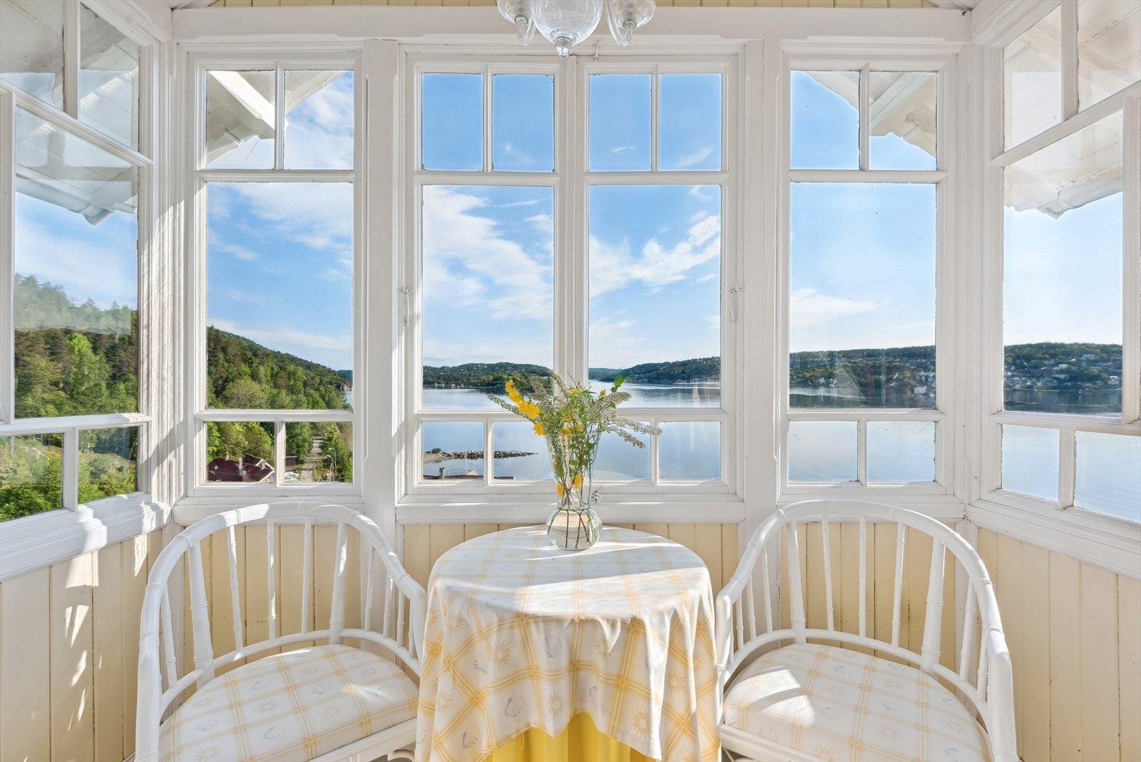 Anne Gerlyng Smith og Marthe Skabo i Nordvik Bygdøy Allé har gleden av å presentere en perle av et landsted ved Drøbaksundet på Hurum. Galleribilde