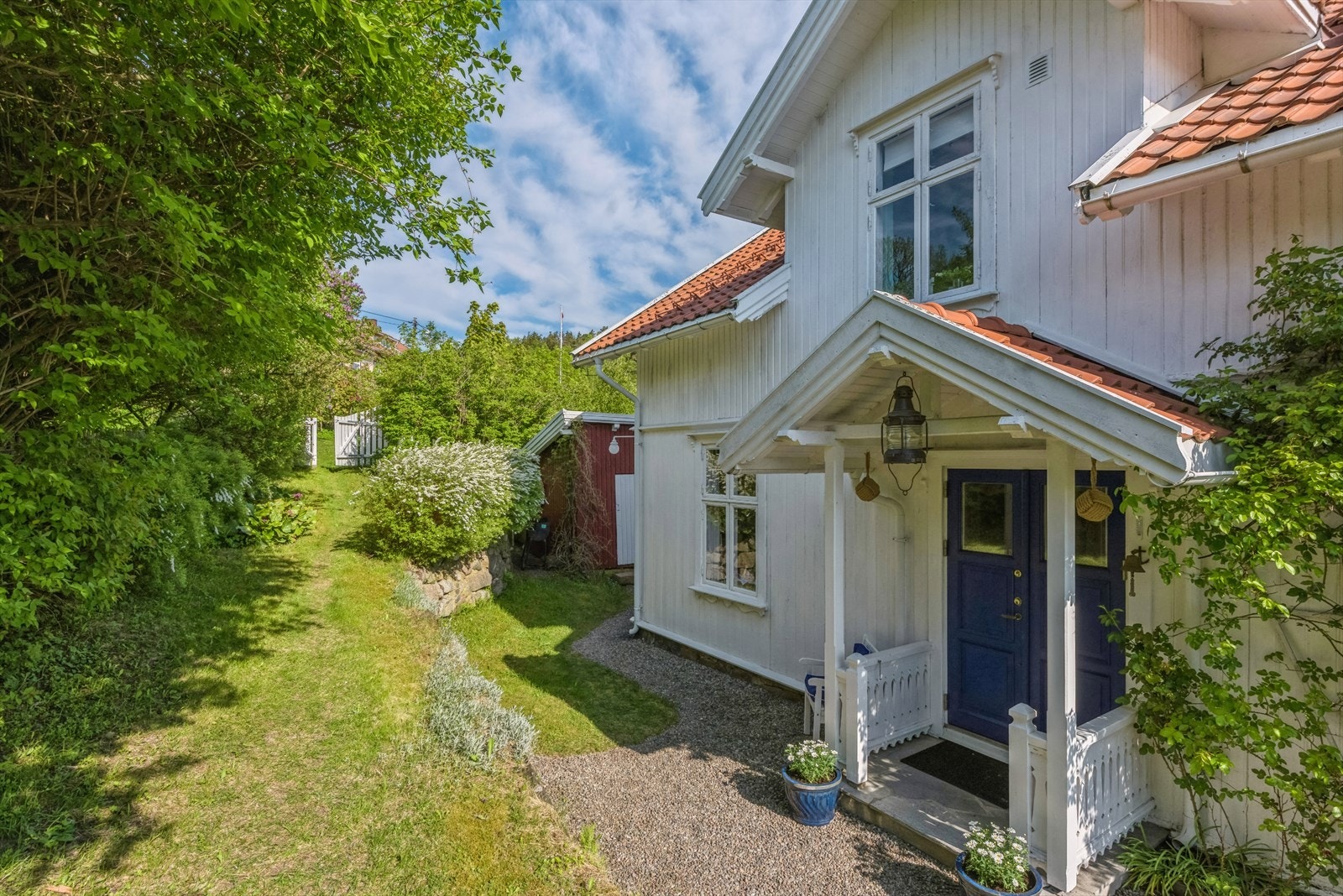 Velkommen inn! Selger ønsker å selge eiendommen med innbo samt en 15 fot Askeladden landstedbåt med 6 hk Mercury (går ikke god for hvilken stand motoren er i). Galleribilde