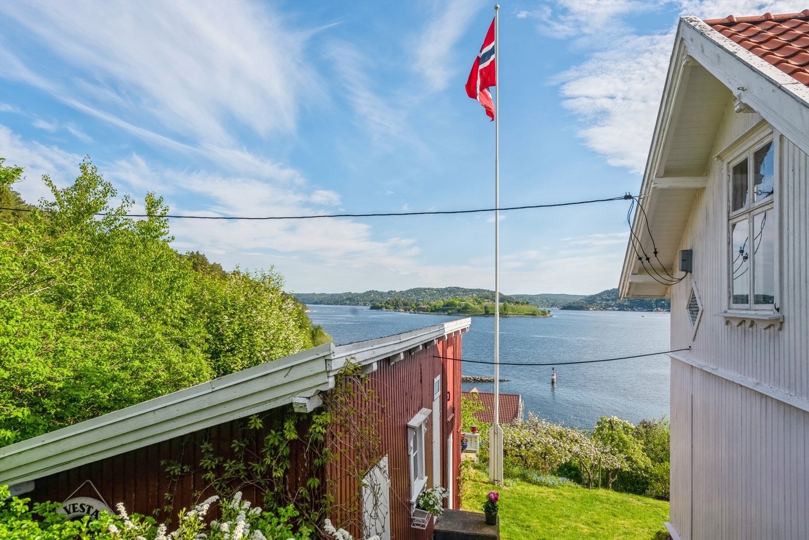Selger er veldig glad i hagehuset/redskapsbod/vedskjul hvor mye kan stues vekk. Galleribilde