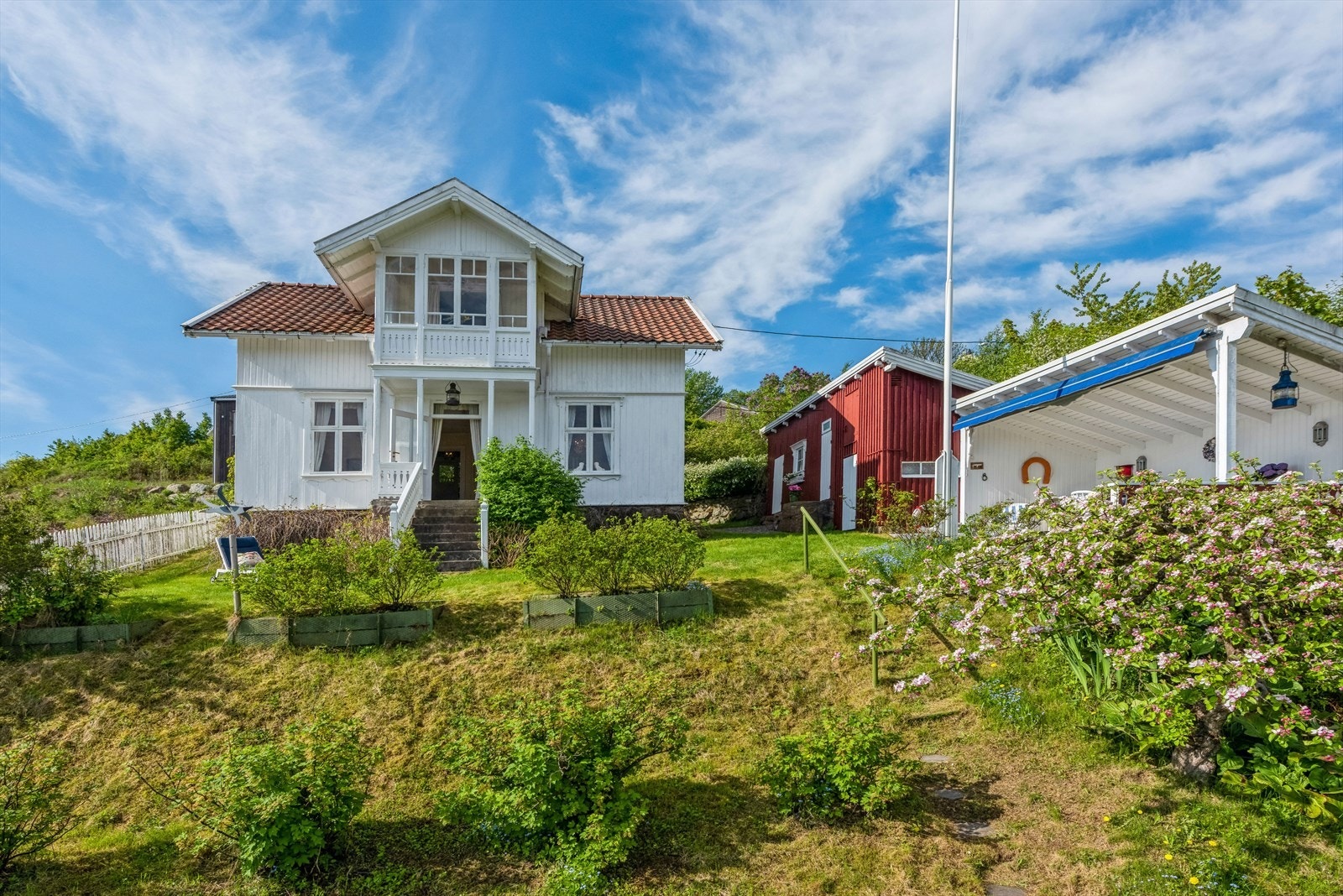 Hagen er skrånende og vakker med prydbusker, gamle epletrær, bærbusker og gressplen. Galleribilde