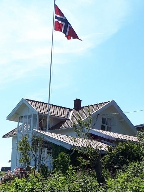 Eiendommen ligger høyt og fritt. Selgers bilde. Galleribilde