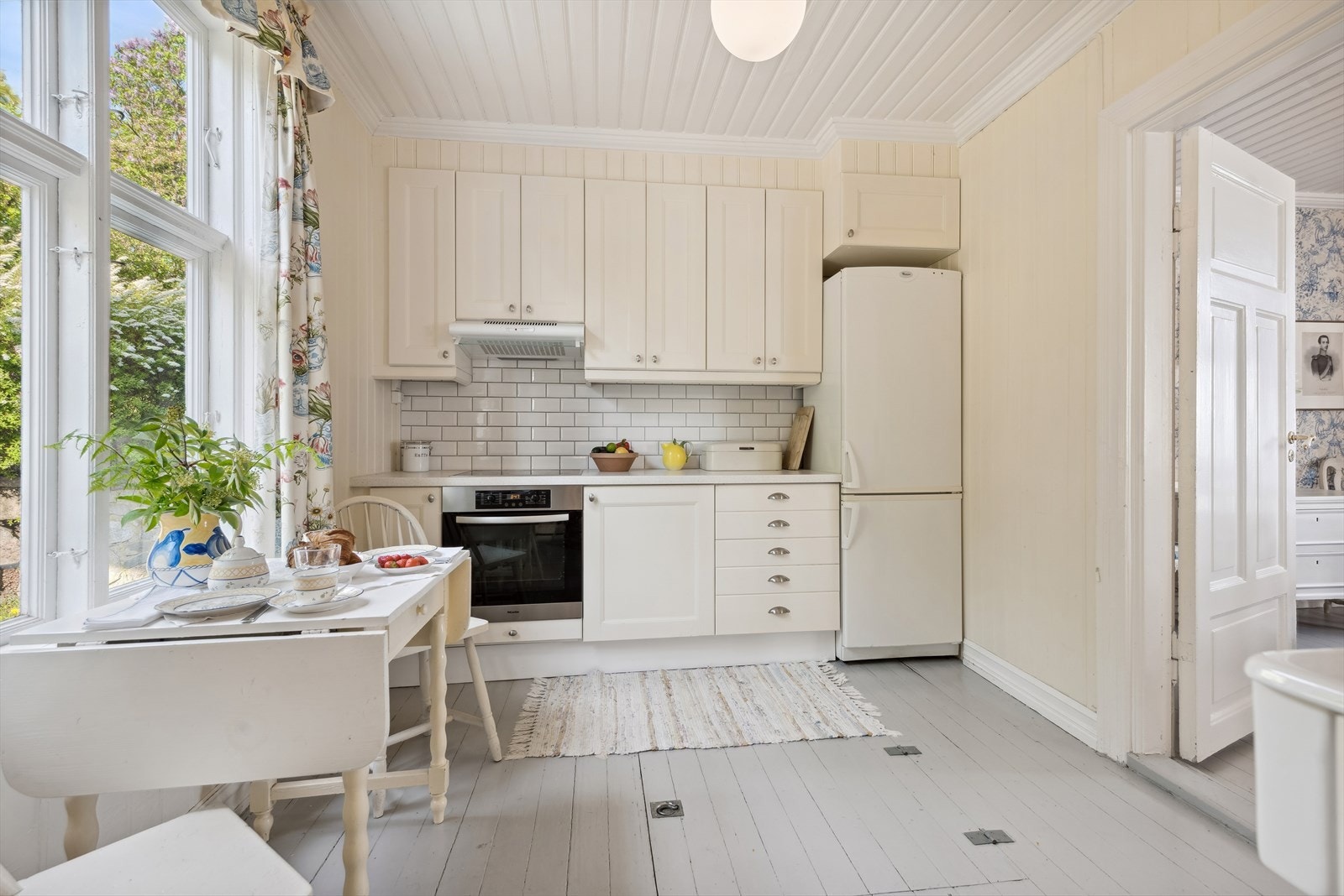 Kjøkkenet har god benk- og skapplass. Lemmen i gulvet kan åpnes opp. Det går trapp ned til kjeller hvor vin og annet oppbevares. Galleribilde