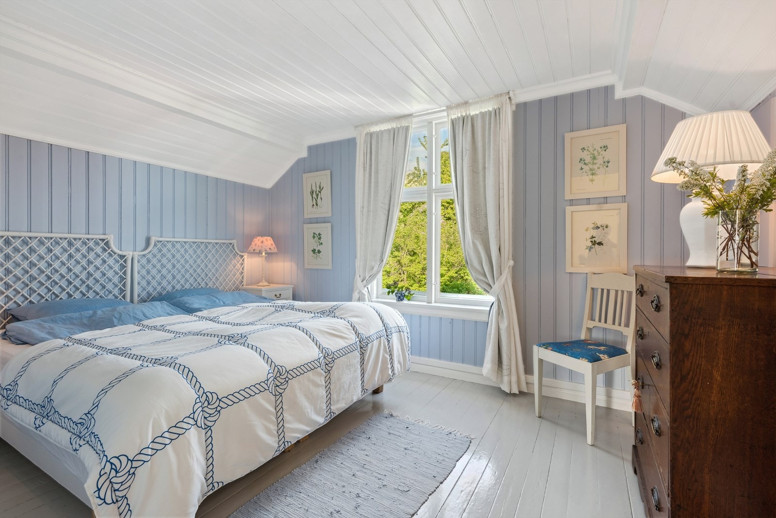 Soverom nr. 2 har et stort kott til høyre for kommoden. Galleribilde