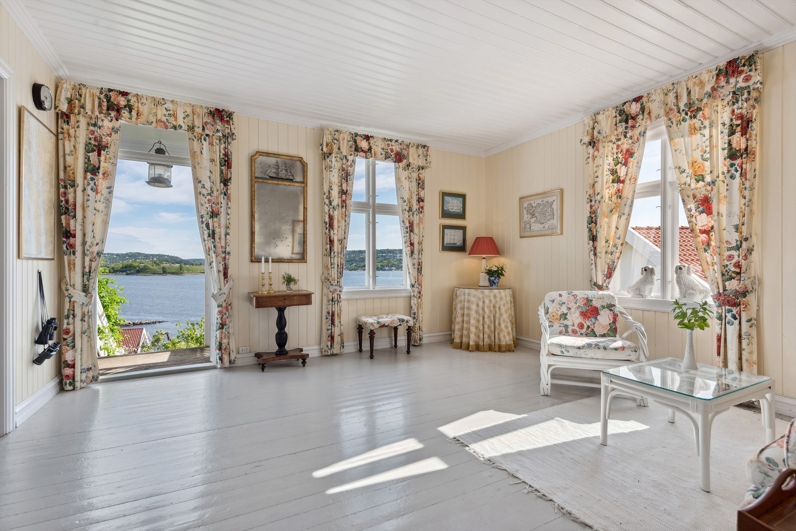 Stor stue med utgang til overbygget veranda og hage. Galleribilde