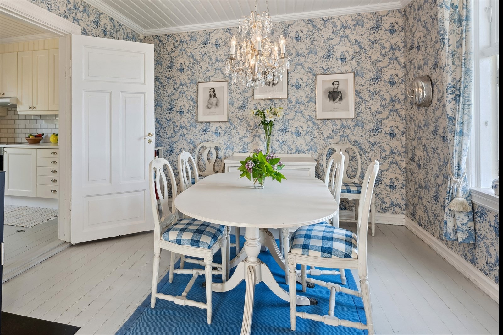 Vakker spisestue med matchende tapet og gardiner. Vedfyrt peisovn er installert i dette rommet og varmer godt på kjølige dager. Galleribilde