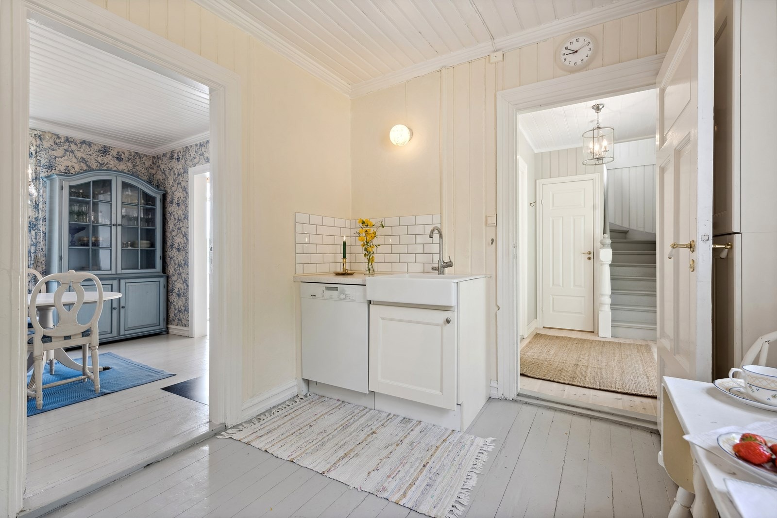 Kjøkkenet sett ut mot spisestue og gang/trapp opp til 2. etasje. Kjøkkenkum i keramikk. Galleribilde