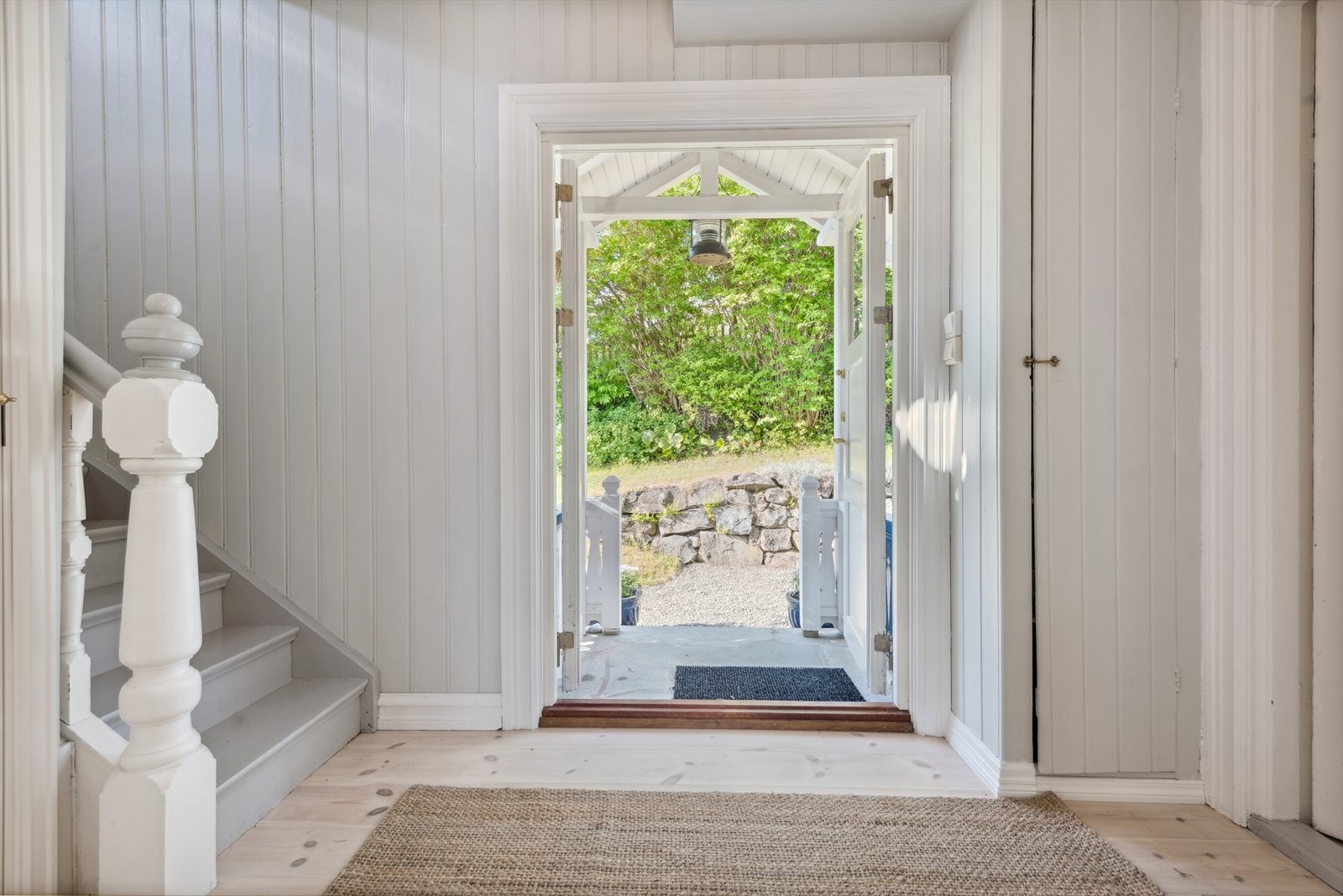 Elegant inngangsparti med doble dører. Galleribilde