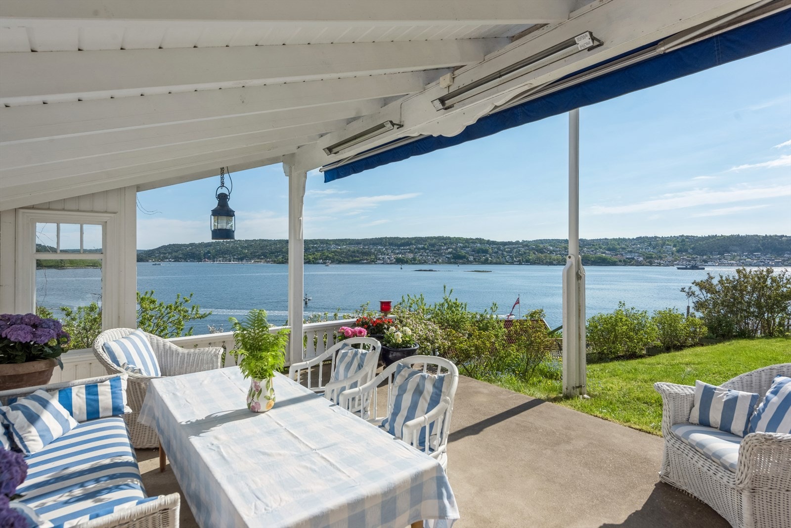 Da det ikke alltid er sol i Norge er det deilig å ha en stor overbygget uteplass med varmekilde i taket. Galleribilde