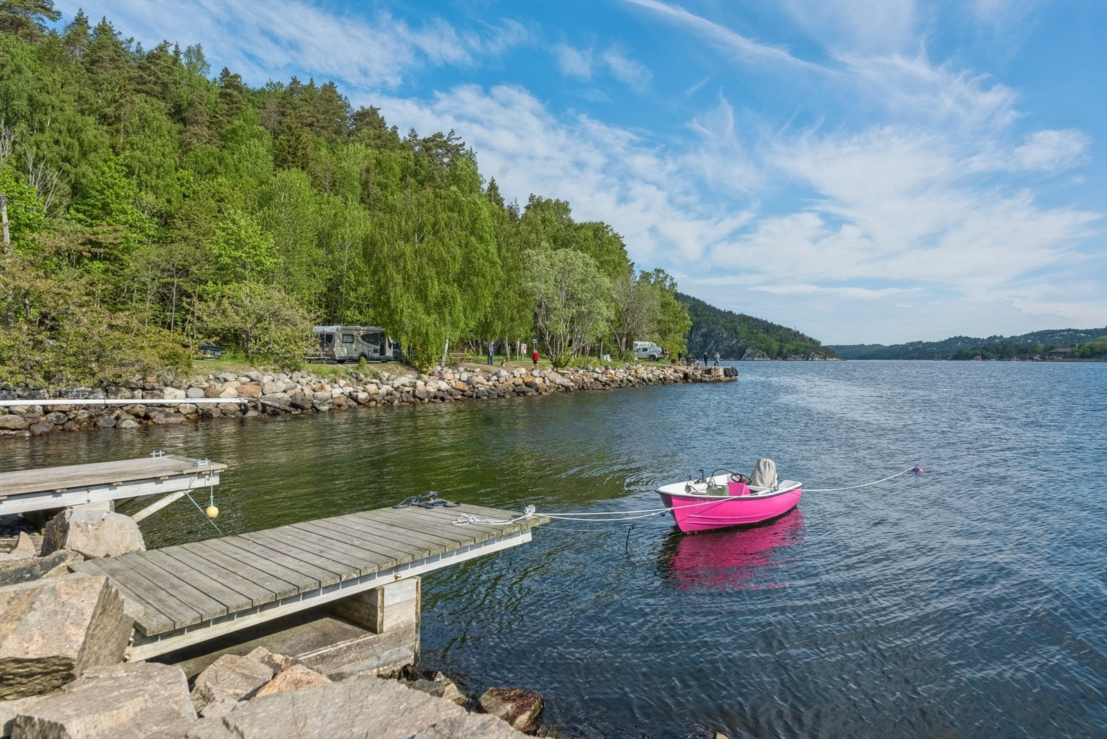På nordsiden av moloen ved jeteen, ligger det 3 brygger. Disse har eksistert siden slutten av 1800 tallet
Den ytterste av disse 3 har i alle år blitt benyttet som denne eiendommens brygge. Vi har hatt båt på denne brygga siden 1995. Galleribilde