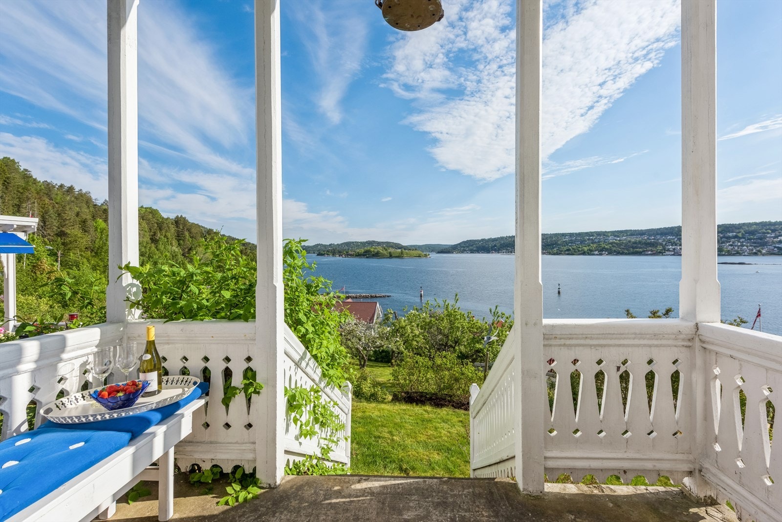 Overgbygget veranda utenfor stuen med adkomst til hagen. Galleribilde